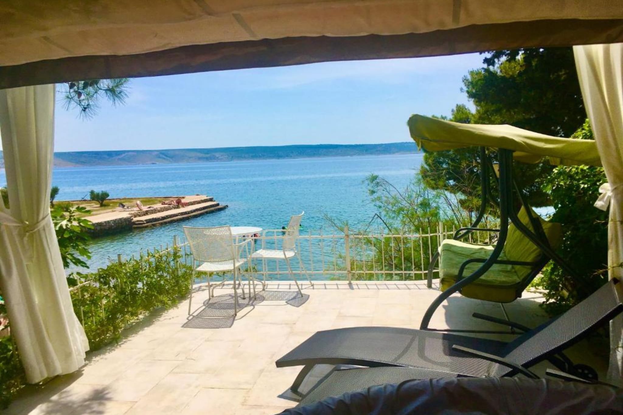 Beach House - 2m from beach - Three Bedroom House-Terrasbalkon