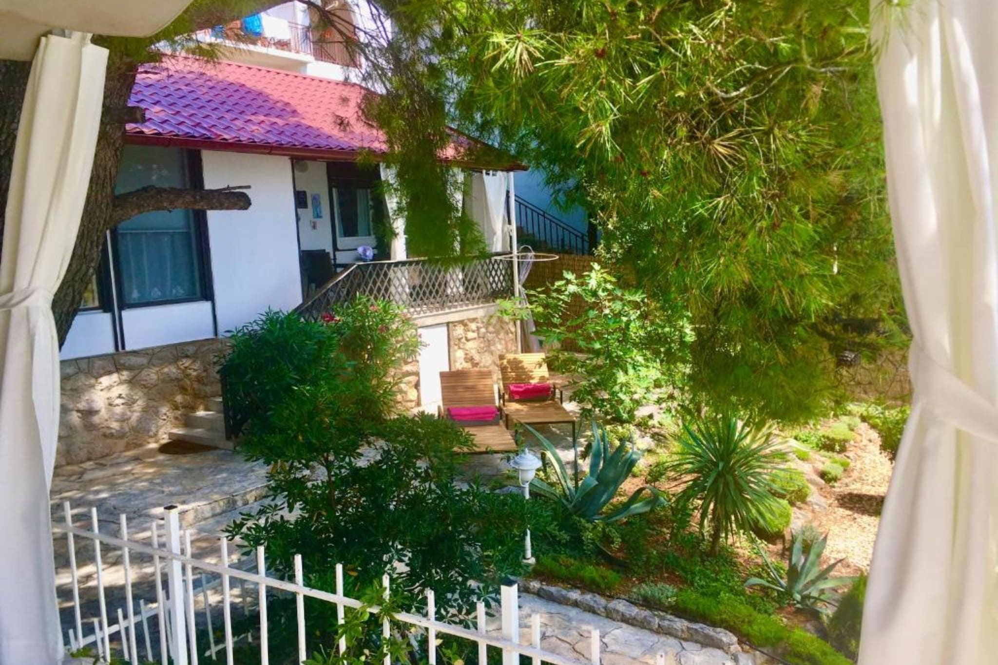 Beach House - 2m from beach - Three Bedroom House-Tuinen zomer