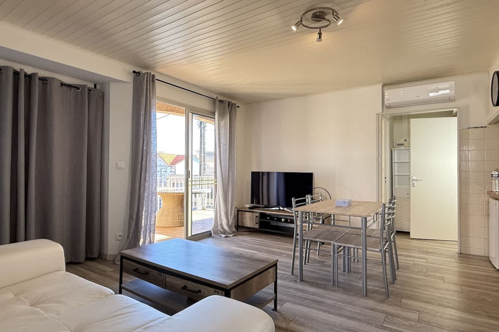 59 Cyril flore-Dining room
