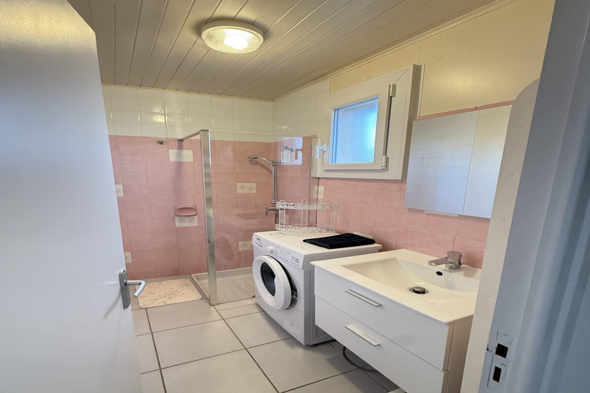 59 Cyril flore-Bathroom