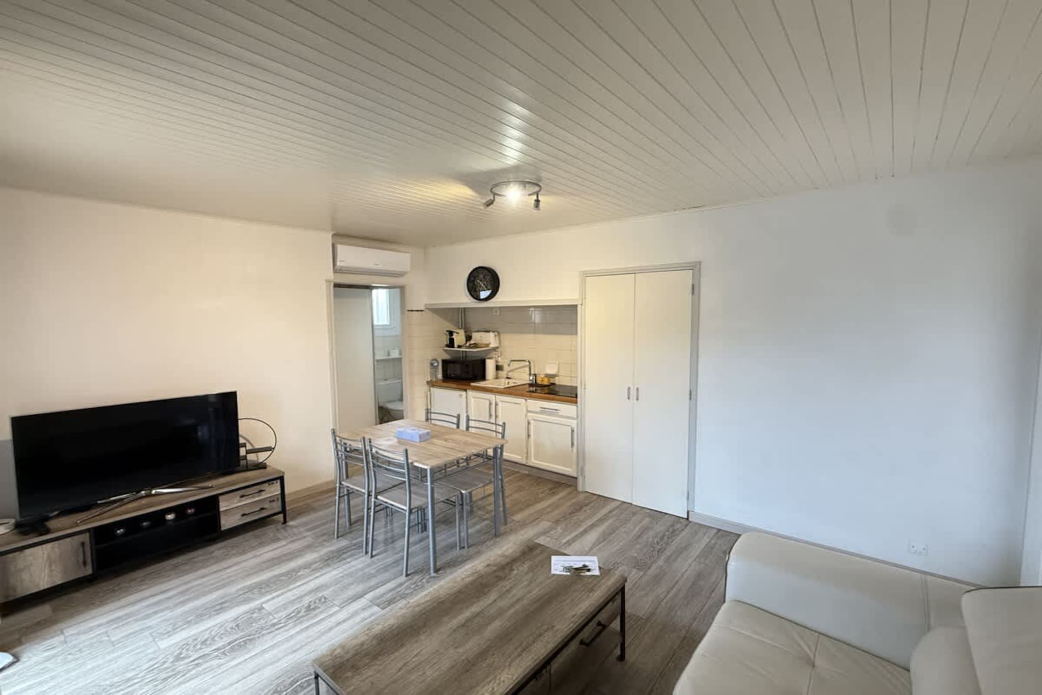 59 Cyril flore-Dining room