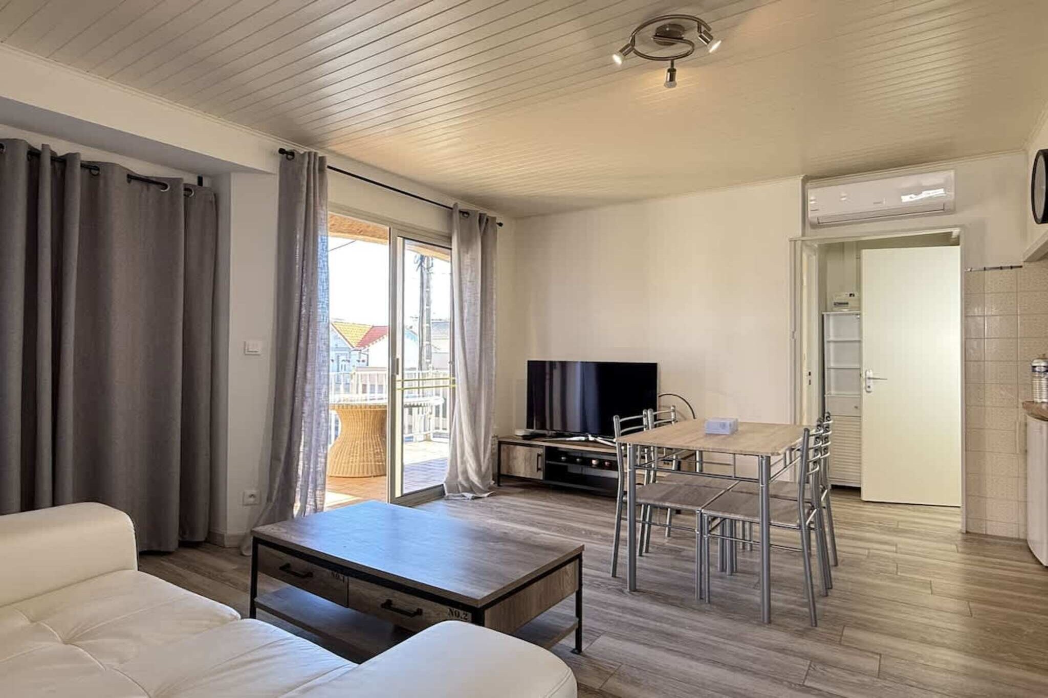 Bed Linen, Hot Water, open kitchen(stove, electric kettle, toaster, coffee machine(espresso), microwave, fridge, freezer, dishes and cutlery, Cooking basics), Living/diningroom(TV, dining table, seating area), bedroom(double bed), bathroom(shower, washbasin, toilet), Internet access, Indoor play area, grill, washing machine, balcony or terrace, patio, heating, air conditioning, BBQ, parking, high chair, iron, hairdryer, crib(free), Essentials