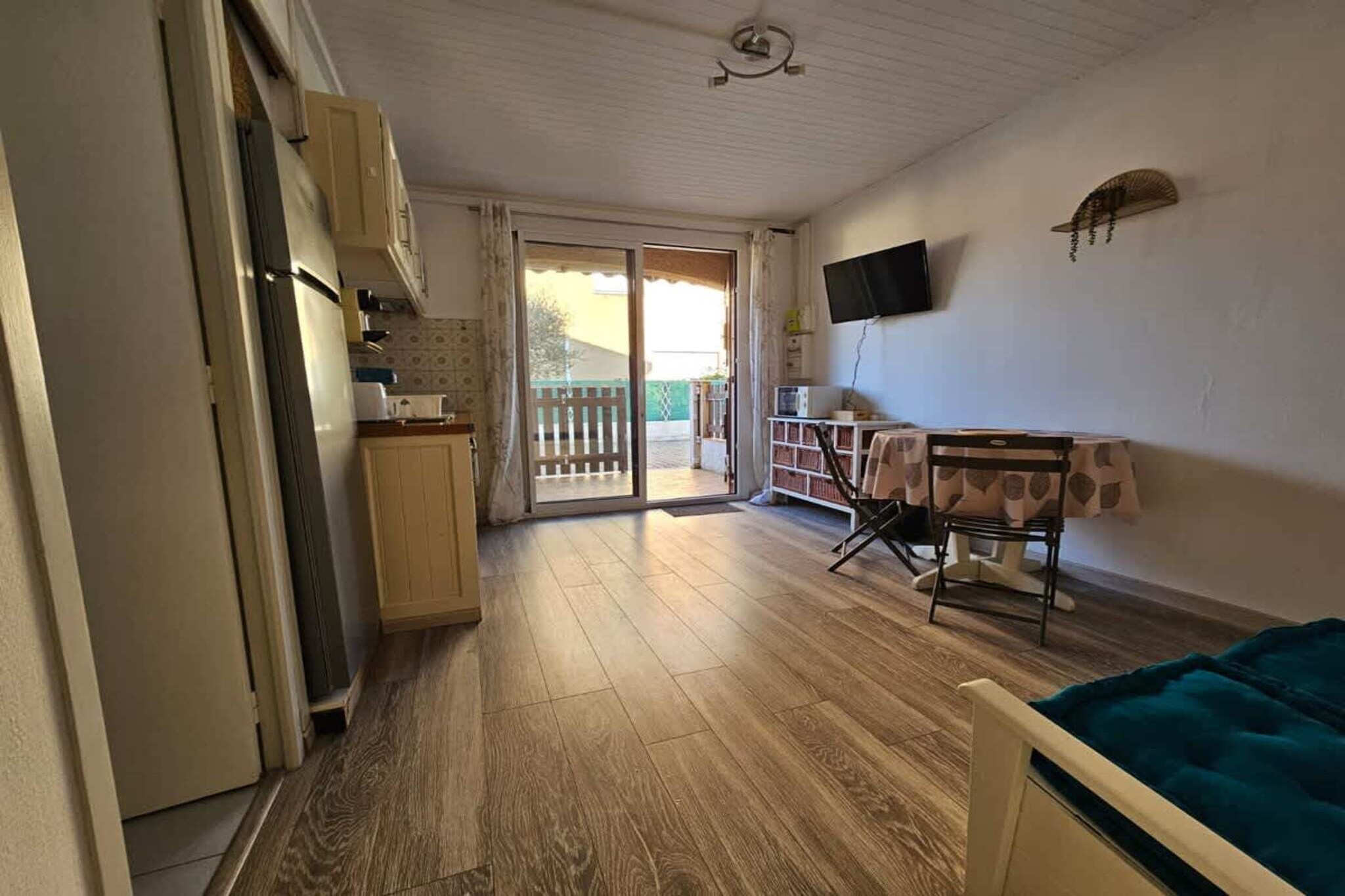 Welcome to your cozy beach retreat in Valras-Plage! This well-designed 18 mÂ² apartment on the ground floor offers the perfect blend of comfort and practicality. Step outside to enjoy a private terrace and an outdoor space with a barbecueâ€”ideal for soaking up the Mediterranean sun and enjoying al fresco meals during your stay.

Inside, the apartment includes everything you need for a carefree holiday. Enjoy high-speed fiber internet, reversible air conditioning, and an equipped kitchen with a Nespresso machine, hob, and refrigerator. The bed is made on arrival, bath towels are provided, and a welcome kit with essentials is included. With thoughtful storage and a bright layout, the space is ideal for solo travelers or couples looking for a relaxing escape.

The location couldnâ€™t be better: just a short walk from the beach, local shops, restaurants, and entertainment options. Tucked in a peaceful neighborhood, youâ€™ll enjoy a quiet atmosphere while staying close to everything Valras-Plage has to offer. With Valras'Loc, enjoy flexible check-ins, local assistance, and access to exclusive partner discounts. Whether youâ€™re here for a weekend or a longer stay, this apartment is your gateway to the best of the Mediterranean coast.