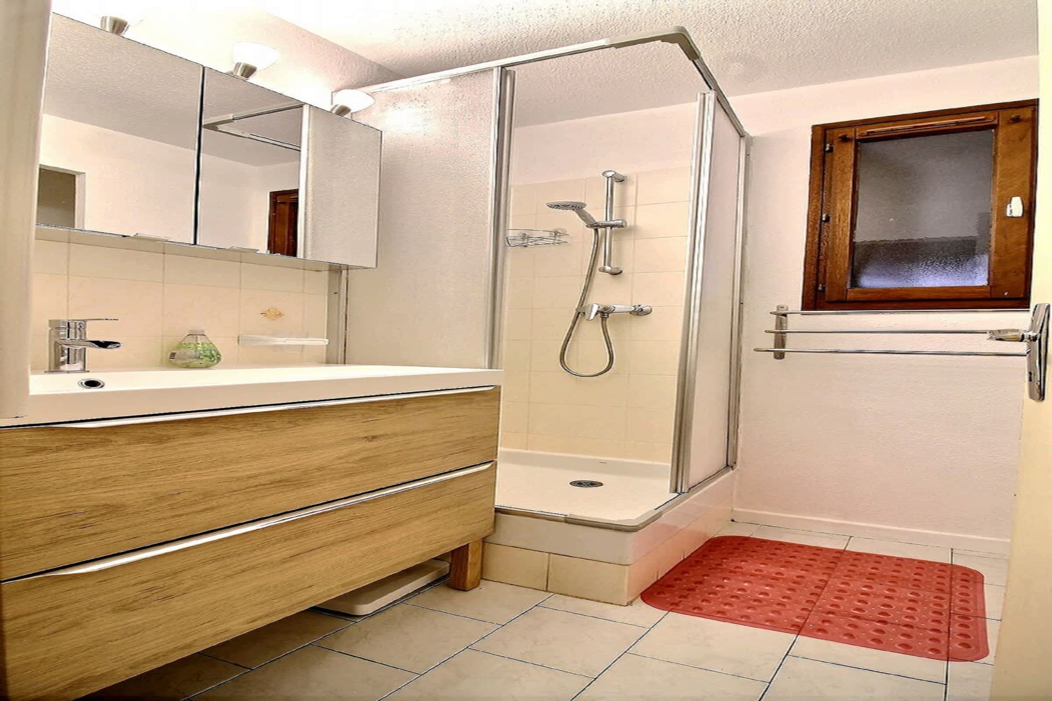 LOU 158 ROUSS-Badkamer