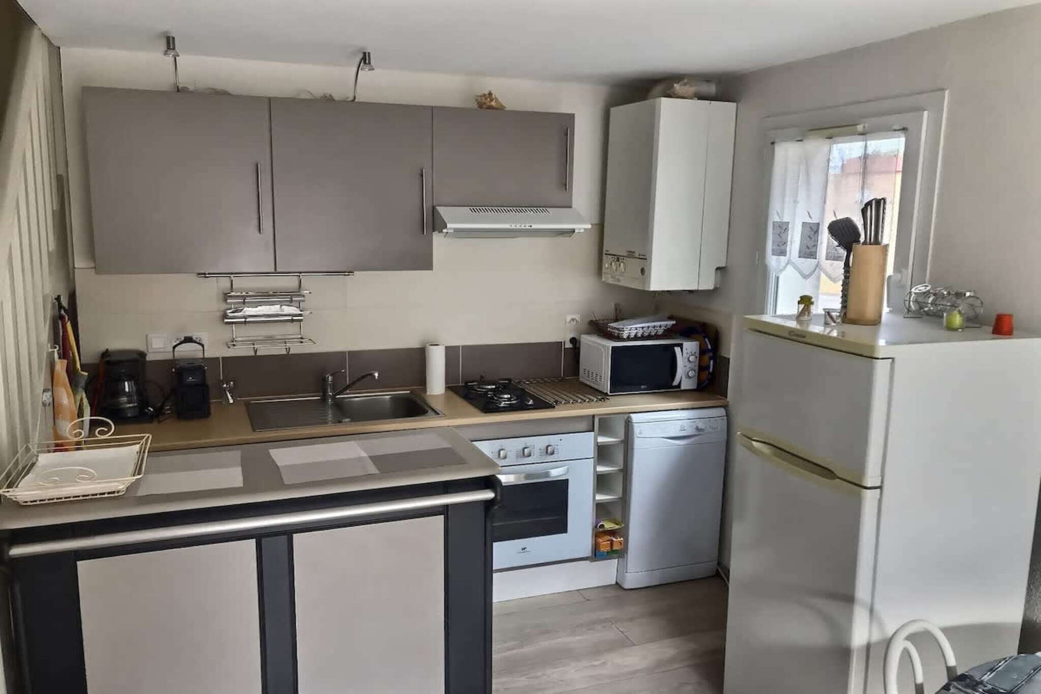 Charming 2-bedroom pavilion located in the secure residence Les Jardins du Soleil in Valras-Plage. This 50 m² home is ideal for 4 guests and features a private garden, a furnished terrace, and a cozy living space. Just a few minutes’ walk from the beach and close to shops, restaurants, and local attractions, it offers the perfect setting for a relaxing seaside getaway.
The property includes a bright living room with an equipped kitchen (refrigerator, stove, oven or microwave, coffee maker), two double bedrooms (140 cm beds), a shower room, and separate WC. Guests will enjoy Wi-Fi access, heating, a private parking space, and the convenience of a quiet, family-friendly neighborhood.
Ideal for holidays with family or friends, the pavilion welcomes pets and allows you to enjoy the outdoors thanks to its private garden and terrace. Please note that bed linen and towels are available for rent if requested at least 4 days before arrival. This non-smoking property is not accessible for people with reduced mobility.