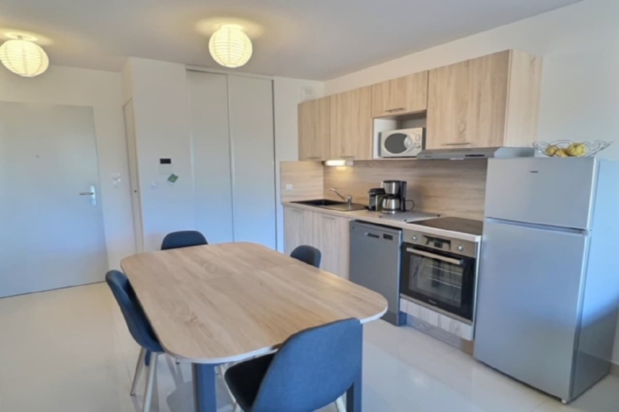 Just 150 meters from the golden sands of Vias-Plage, this modern and air-conditioned apartment offers the perfect setting for a relaxing seaside getaway. Located in a secure, recently built residence, it comfortably accommodates up to 4 guests, ideal for a couple, a small family, or friends looking to enjoy the sun and sea.
The 35 m² apartment features a bright living room with a sofa bed (140 cm), a dining area, and a fully equipped open kitchen with refrigerator, microwave, coffee maker, kettle, and all essential utensils for home-cooked meals. The separate bedroom offers a comfortable 160 cm double bed, while the bathroom has a shower, and the WC is separate for added convenience. Step out onto the furnished balcony to enjoy your morning coffee or relax after a day at the beach.
Guests will enjoy the comfort of air conditioning, high-speed Wi-Fi, and heating for year-round stays. The apartment is located in a lively yet family-friendly neighborhood, with restaurants, bakeries, small shops, and entertainment venues all within walking distance. For those seeking activities, nearby options include beach sports, jet ski rentals, cycling, horseback riding, and the popular Fabrikus World amusement park. In case of rainy weather, Europark Indoor and the Vias theater offer great alternatives.
The apartment provides easy access on foot to the beach and amenities, making it ideal for a car-free holiday.