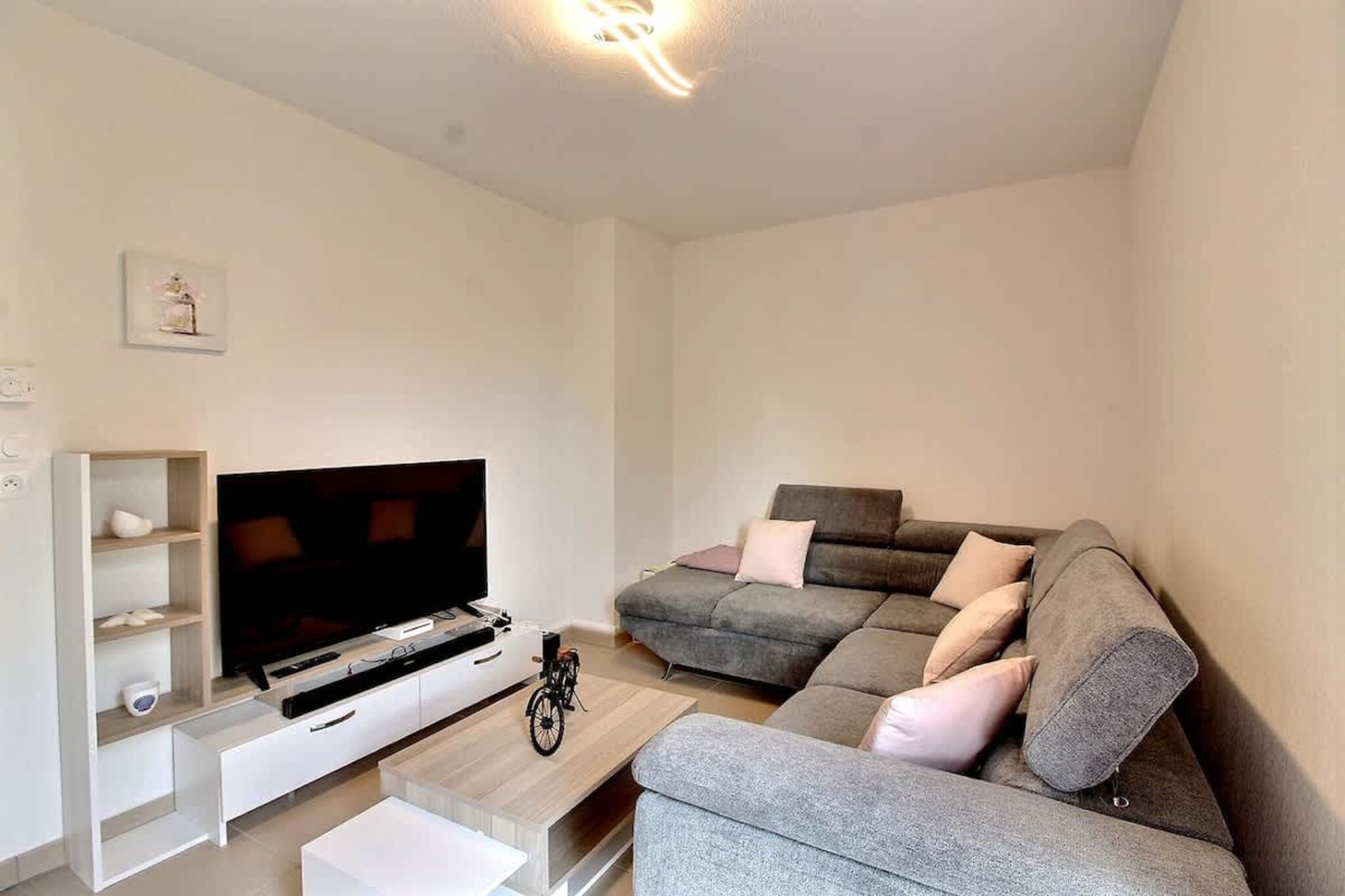 Discover this spacious and modern 95 mÂ² pavilion located in the secure Villa Bianca residence, perfect for a relaxing holiday in Valras-Plage. Ideal for families or groups of friends, it accommodates up to 9 guests plus a baby and offers two private parking spaces, air conditioning, and high-speed Wi-Fi for a comfortable stay.

The house is spread over two levels. Upstairs, you will find three bedrooms: one with a queen-size bed (160 cm) and TV, one with a double bed (140 cm), and one with a bunk bed (double 140 cm below and single 90 cm above). A modern bathroom with a walk-in shower and WC is also on this level. On the ground floor, enjoy a bright living room with a large corner sofa and home cinema, an independent dining room, and a fully equipped kitchen with a snack bar (oven, microwave, stove, refrigerator, dishwasher, coffee maker, and more). A separate WC and a baby cot add convenience.

Step outside to a private garden and furnished terrace, perfect for enjoying family meals or summer evenings. The quiet neighborhood offers all essentials within walking distanceâ€”supermarket, bakery, pharmacyâ€”and the beach and seaside entertainment are just minutes away.

Guests enjoy full access to the property, including two private parking spaces in the secure residence. Pets are welcome, but parties are not allowed to ensure a peaceful environment.

Whether you want to relax on the beach, explore local shops and restaurants, or enjoy nearby attractions like SÃ©rignan, BÃ©ziers, and the Canal du Midi, Villa Bianca is the perfect base for your stay.