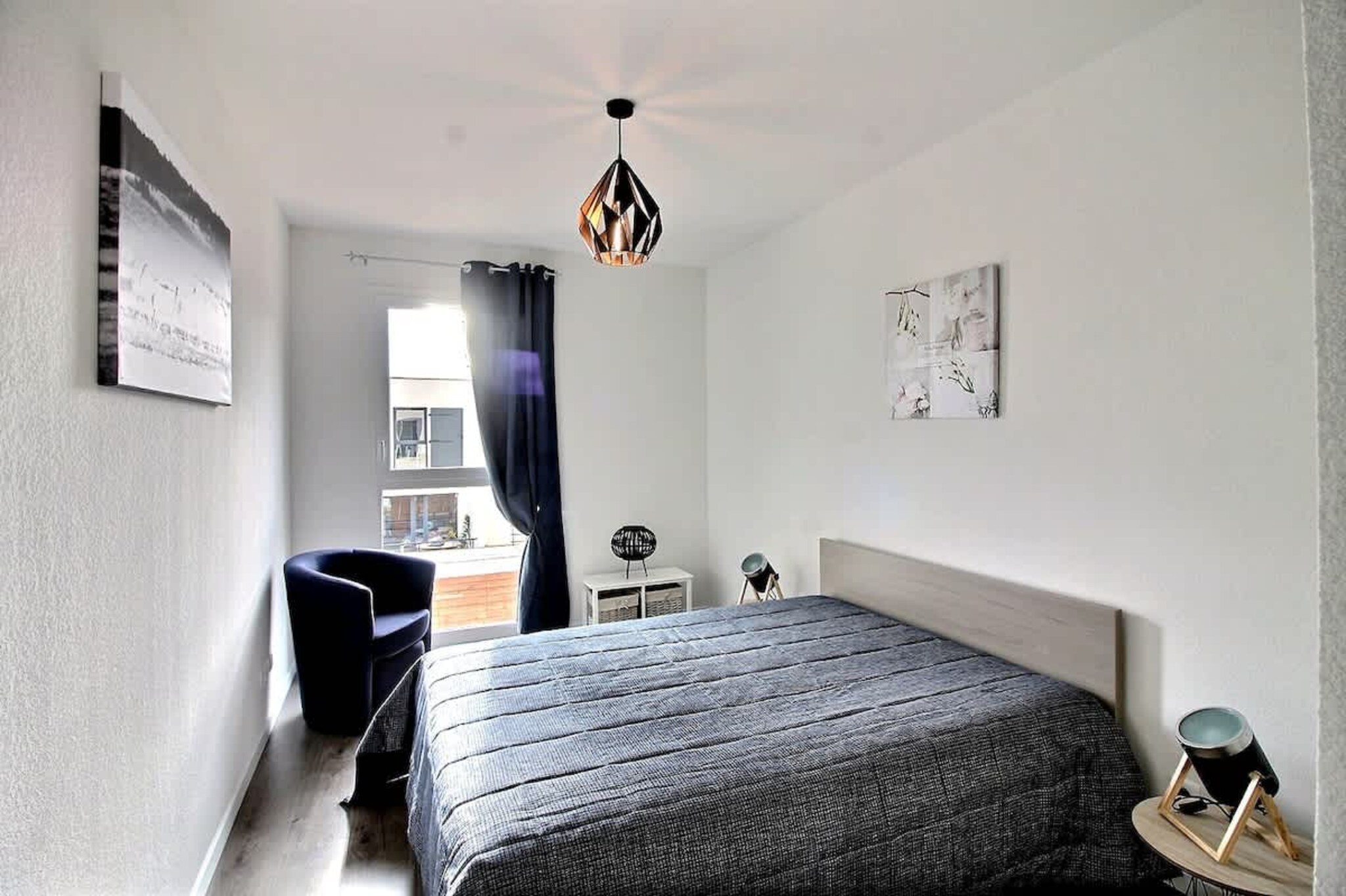 Hot Water, Wardrobe, Living room(double sofa bed, TV, dining table, seating area), Kitchen(stove, electric kettle, toaster, coffee machine, oven, microwave, dishwasher, fridge, freezer, dishes and cutlery, Cooking basics), bedroom(double bed), bedroom(single bed, double bed), bedroom(double bed), bathroom, garage, Internet access, cot, washing machine, balcony or terrace, heating, air conditioning, garden, parking, high chair, iron, Baking sheet, Wine glasses