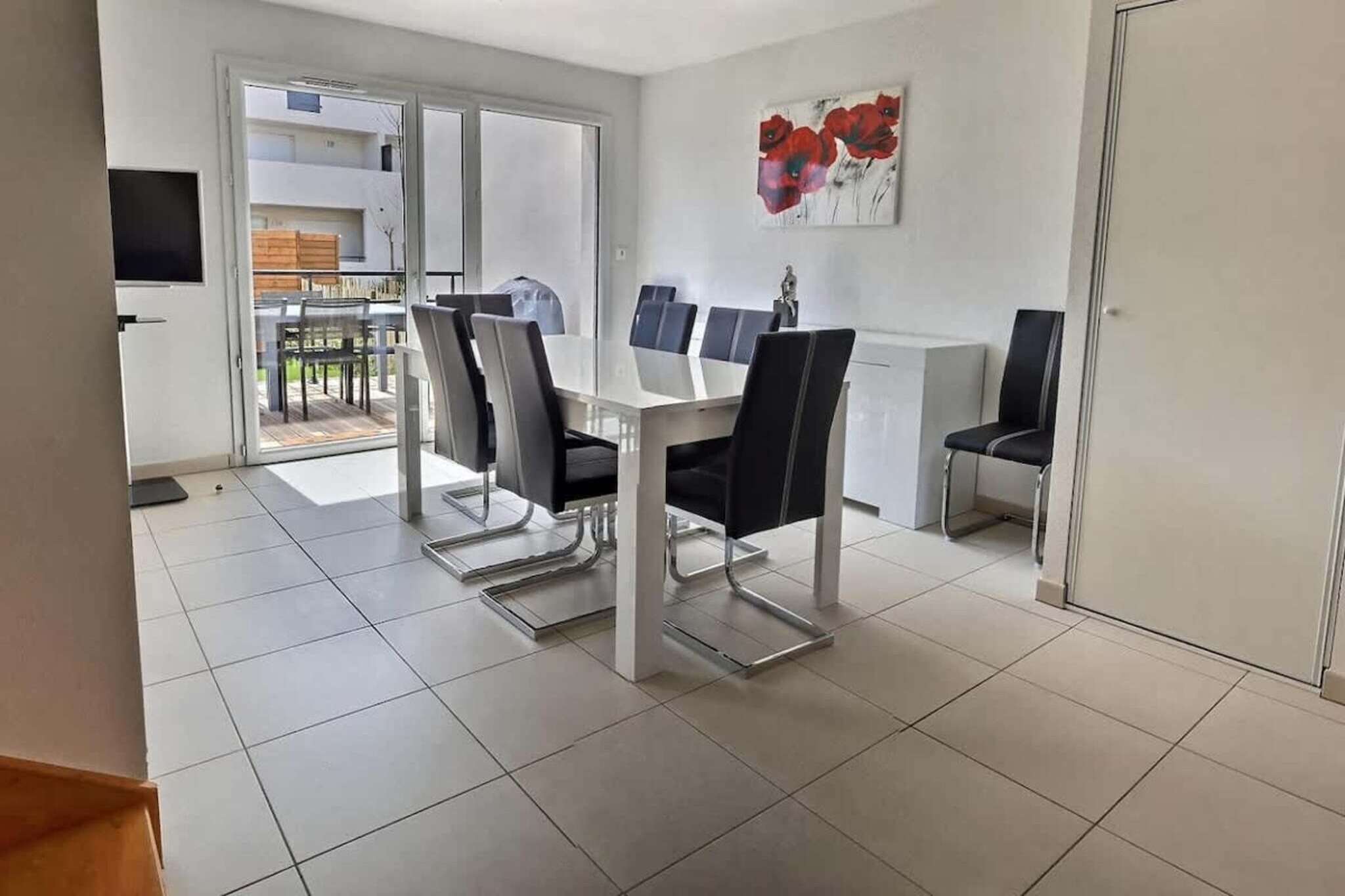 Hot Water, Kitchen(stove, coffee machine, oven, microwave, dishwasher, fridge, freezer, dishes and cutlery, Cooking basics), Living/diningroom(TV, dining table, seating area), bedroom(2x single bed), bedroom(double bed), bedroom(3x single bed), bathroom(shower, washbasin, toilet), bathroom(shower, washbasin, toilet), garage, Internet access, washing machine, balcony or terrace, heating, air conditioning, garden, high chair