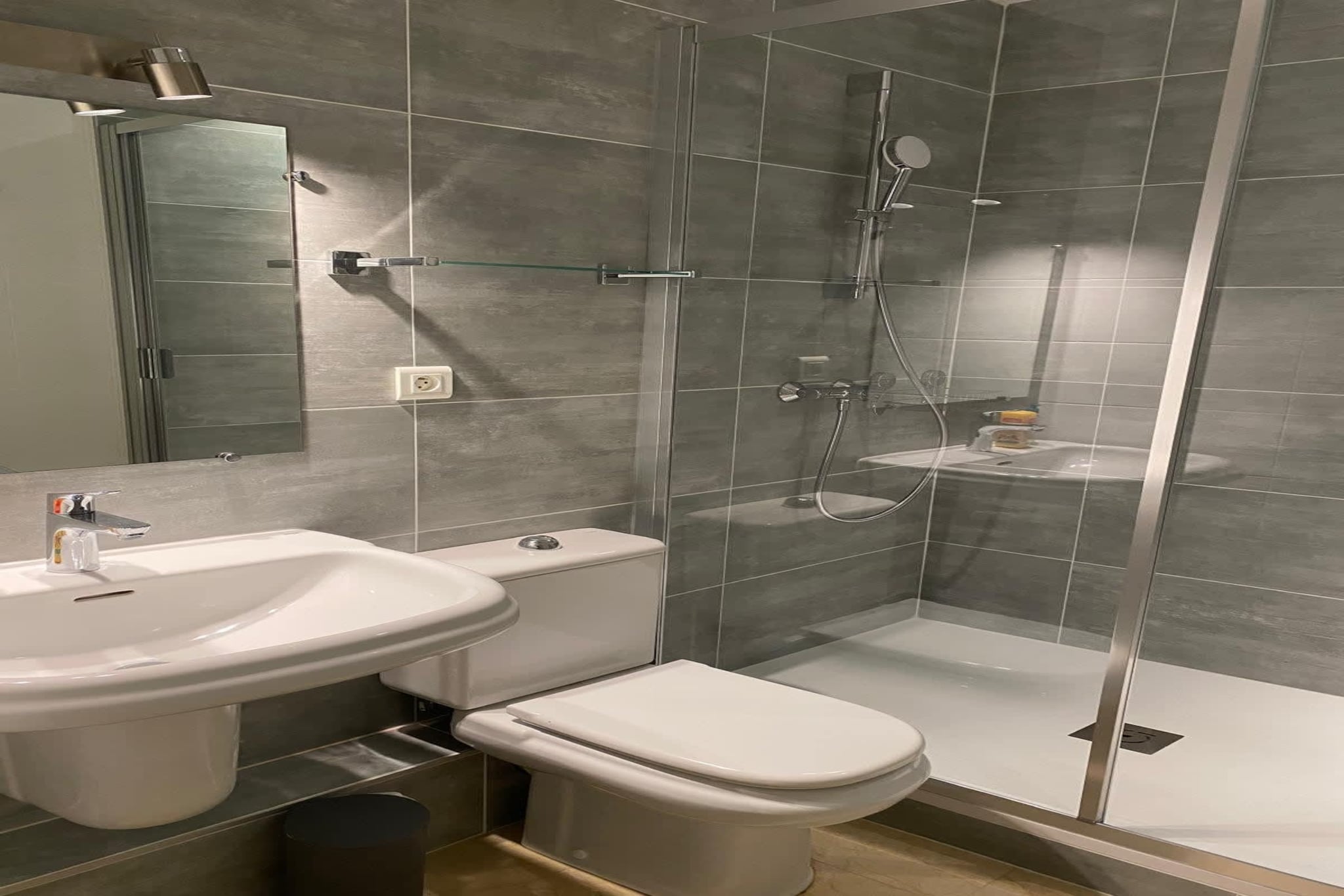 156 LENGAY (301)-Badkamer