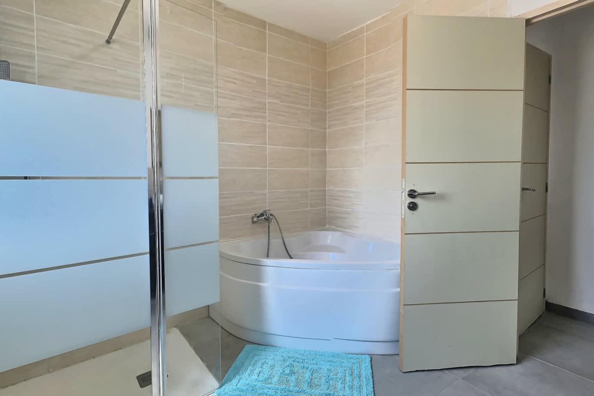 LOU 214 TAIR-Badezimmer