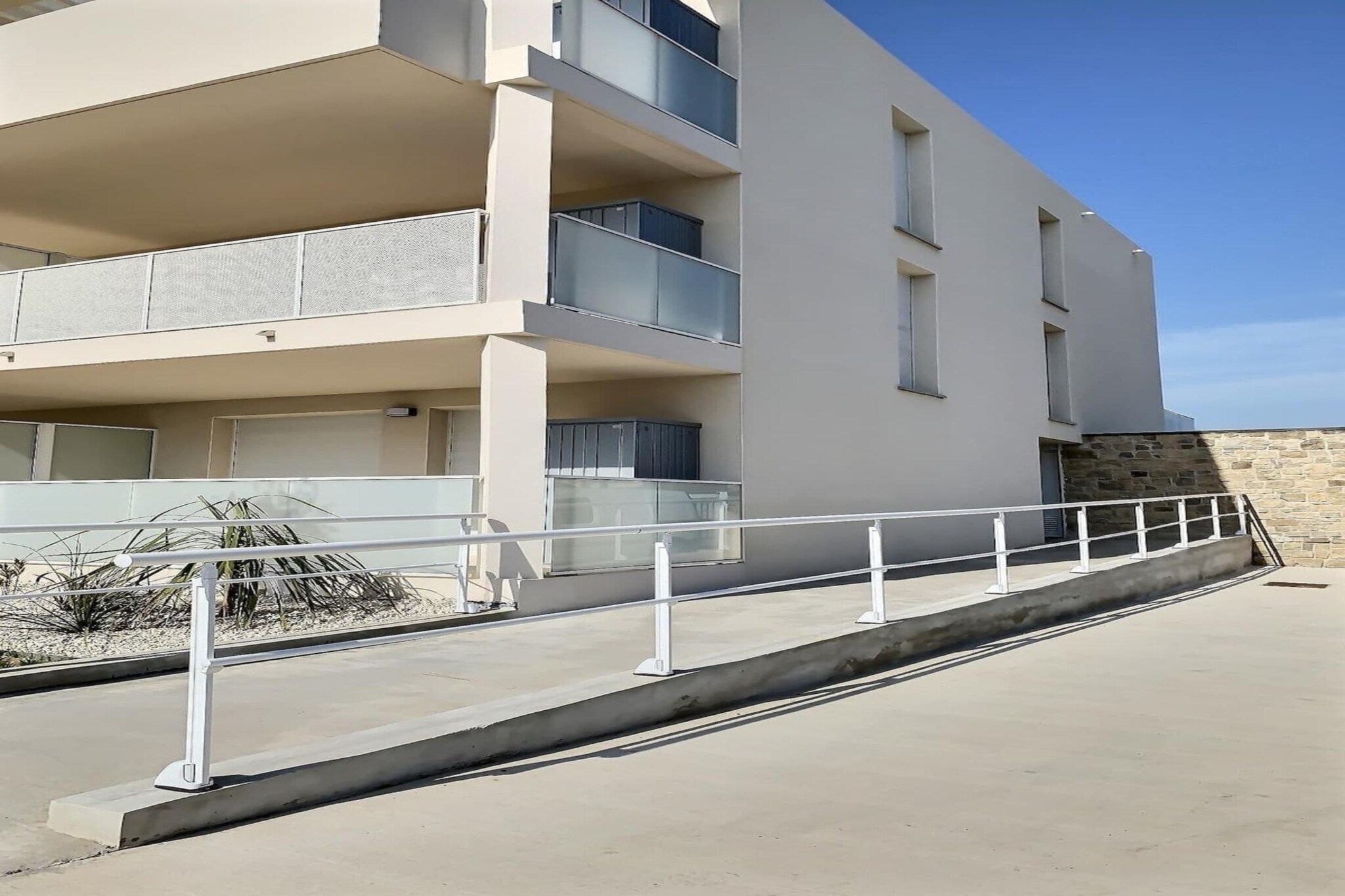 Modern Apartment 450m from the Beach