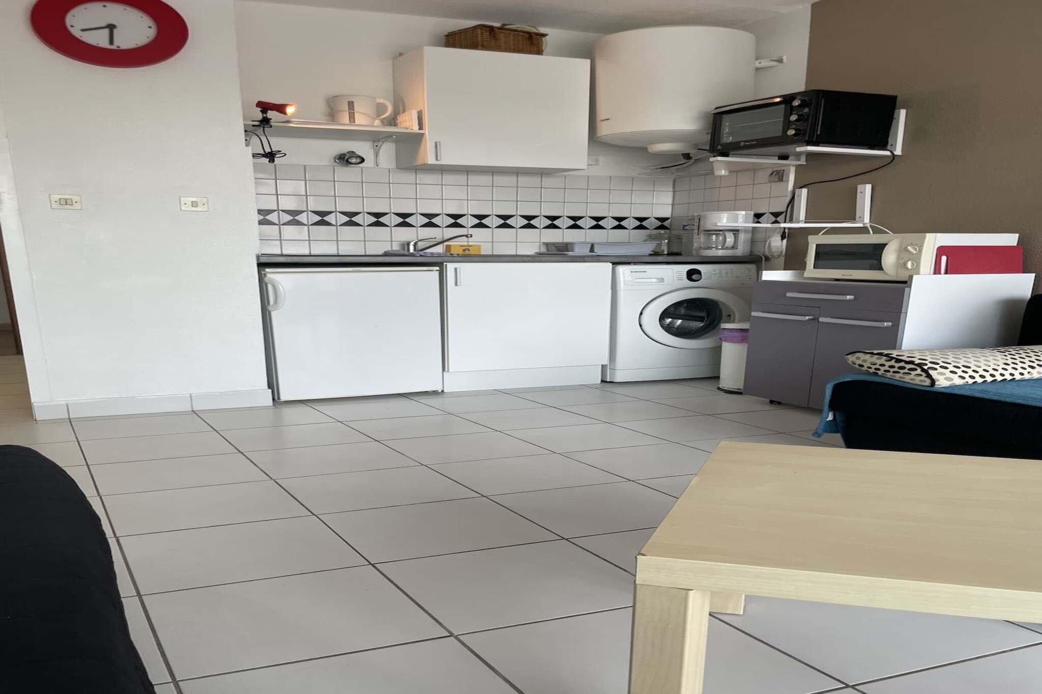 This bright and functional studio is ideally located in the heart of Cap d’Agde, just steps from the port, beaches, restaurants, and lively attractions. Perfect for a couple or small group, it comfortably accommodates up to 4 people in a well-designed space.
The studio features two convertible sofas (140 cm), a dining area, a flat-screen TV, and a fully equipped open kitchen with refrigerator, microwave, kettle, toaster, and more. The bathroom includes a shower and WC, and the space is equipped with air conditioning and Wi-Fi for a convenient and pleasant stay.
Enjoy the ease of exploring Cap d’Agde on foot or by bike, with everything from beachside fun and nightlife to nature reserves and theme parks nearby. Parking options are available in public lots close to the residence. Check-in is from 4:00 p.m. and check-out is before 10:00 a.m.