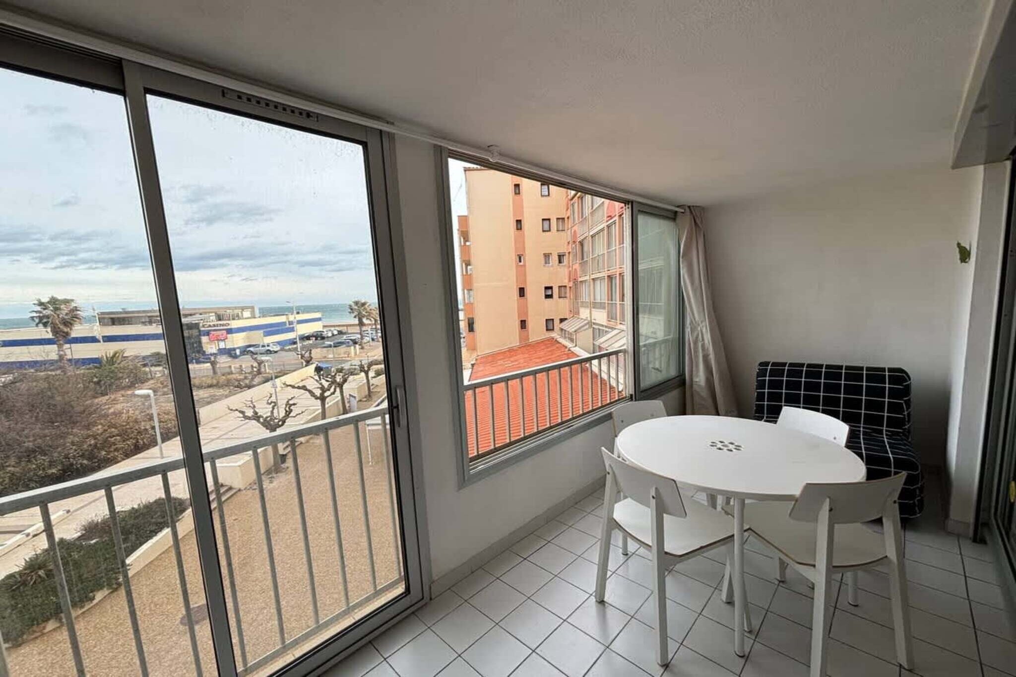 Enjoy a relaxing stay in this well-located Valras-Plage apartment, just 100 meters from the beach and steps from local shops and the casino. The apartment includes a comfortable bedroom with a double bed and a convertible sofa in the living room, making it ideal for couples or small families. A private parking space is also available for your convenience.
The fully equipped kitchen opens onto the living area and includes a fridge, freezer, oven, microwave, hob, and coffee machine. A bright veranda offers a lovely sea view, perfect for enjoying morning coffee or an evening drink. The apartment also features a modern bathroom with a shower and a separate toilet.
Internet access is included, and the property offers a peaceful seaside atmosphere with easy access to everything Valras-Plage has to offer.