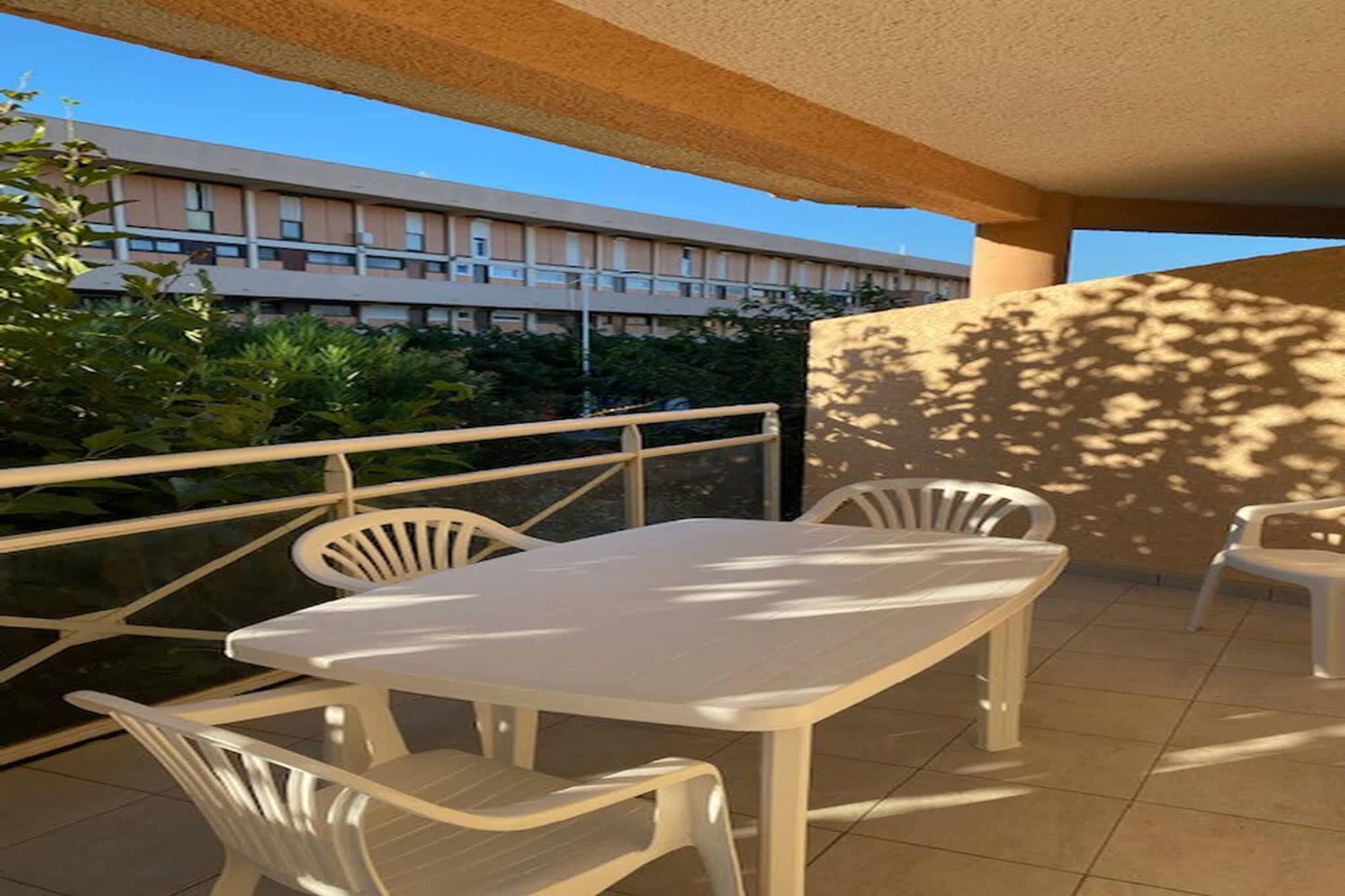 77 T2 Piscine Terras-Terrasbalkon