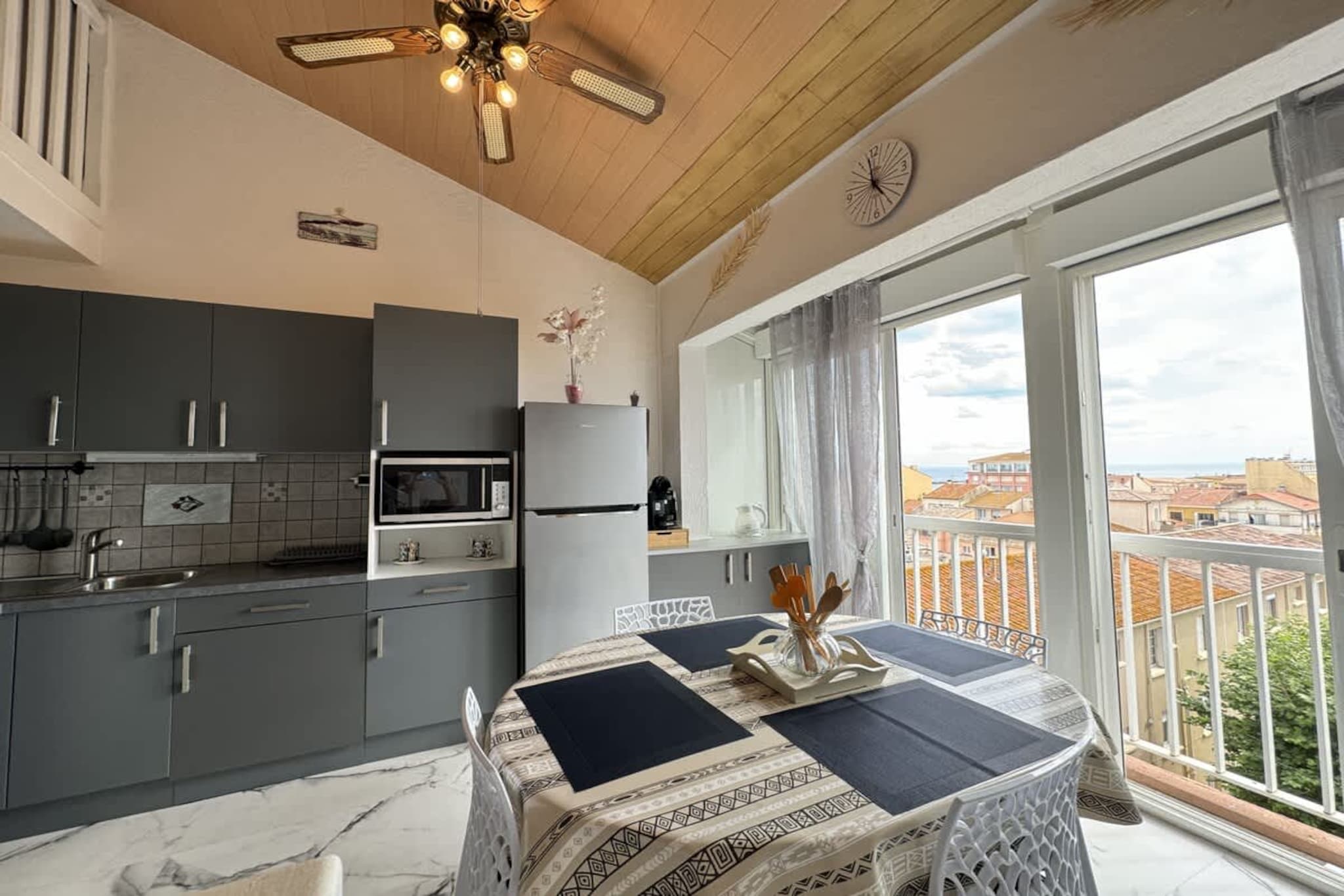 49 Vue sur la Ville-Keuken