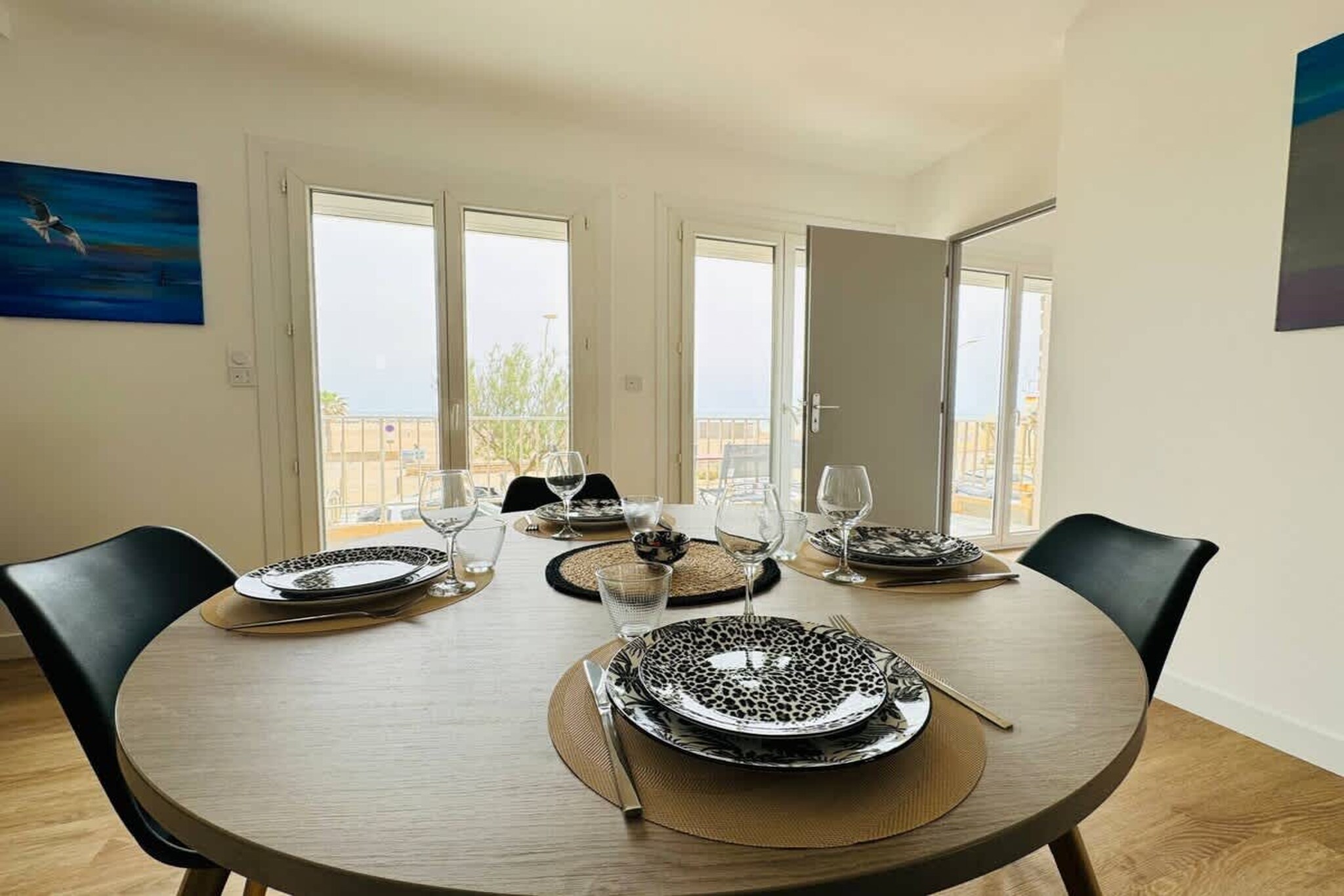 24 Balcon sur la Méd-Eetkamer