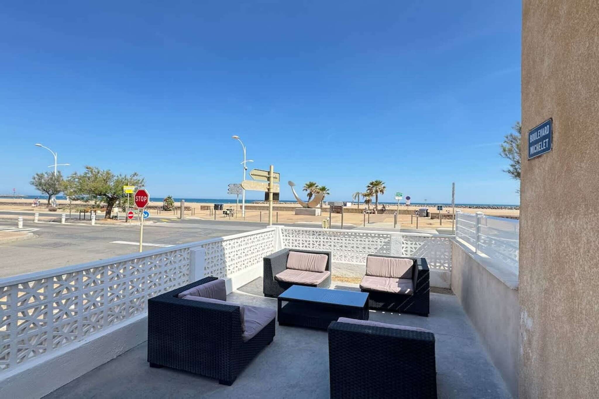 24 Balcon sur la Méd-Terrace balcony