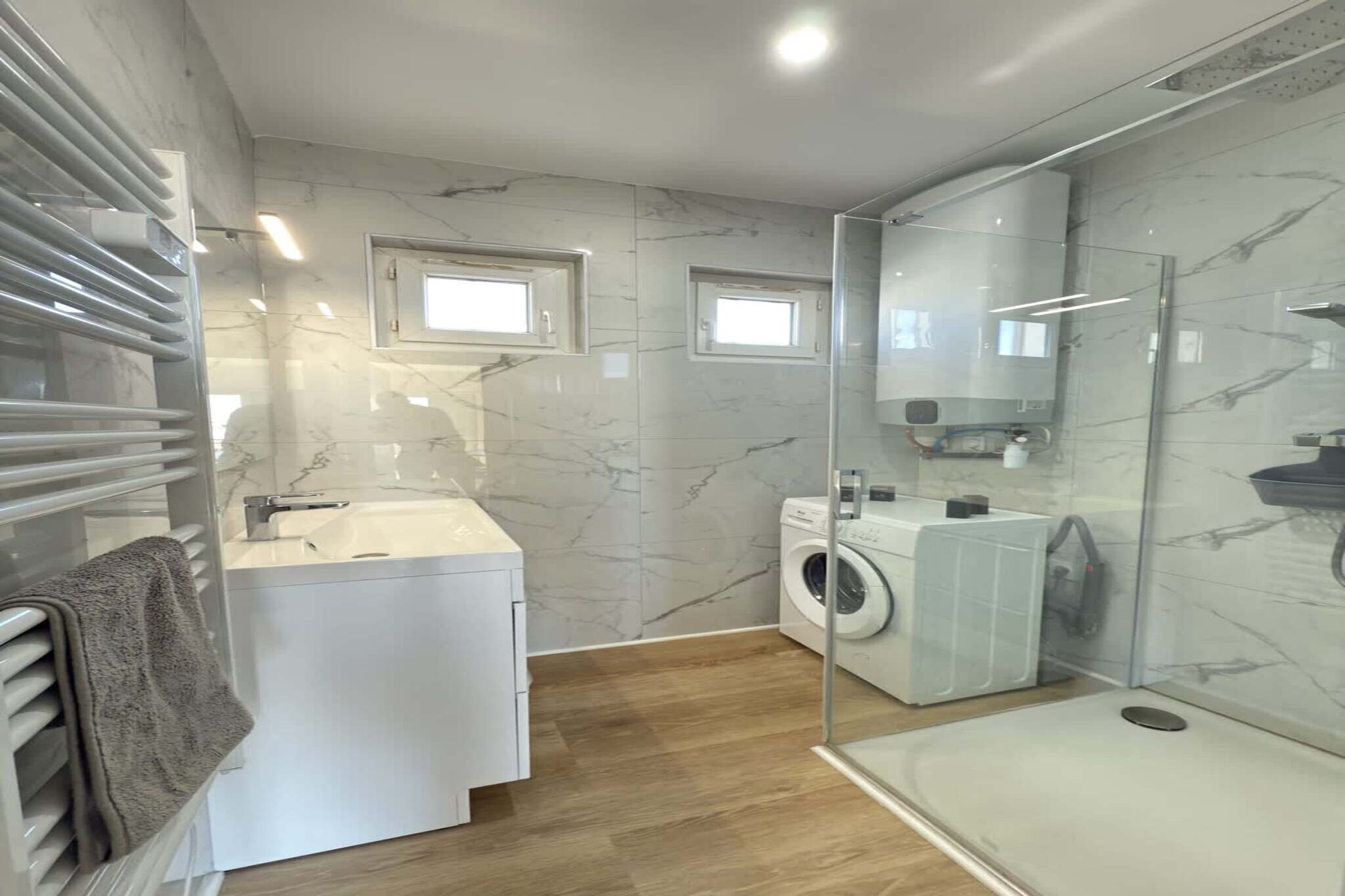 24 Balcon sur la Méd-Bathroom