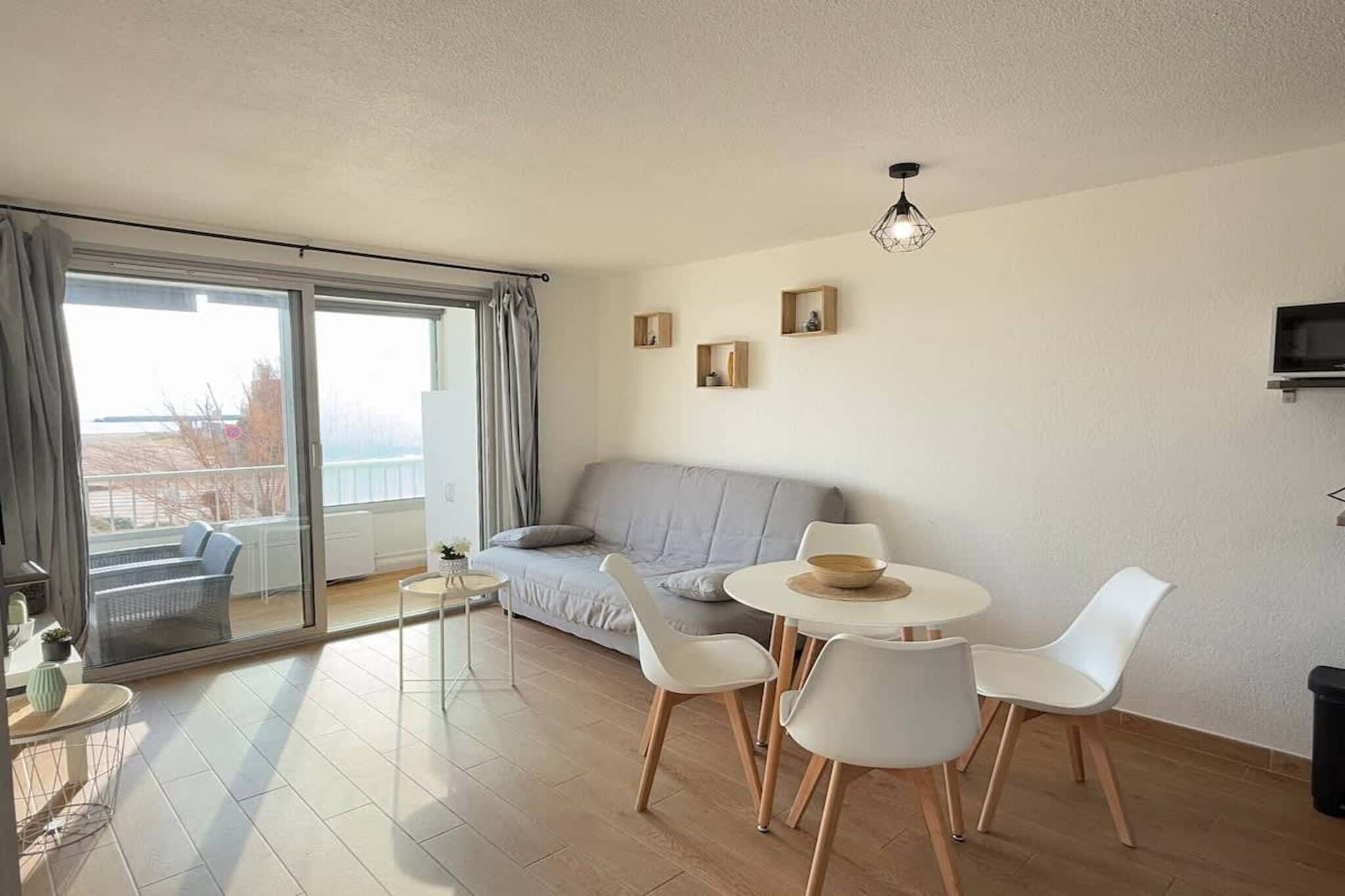32 Casino Beach - M
