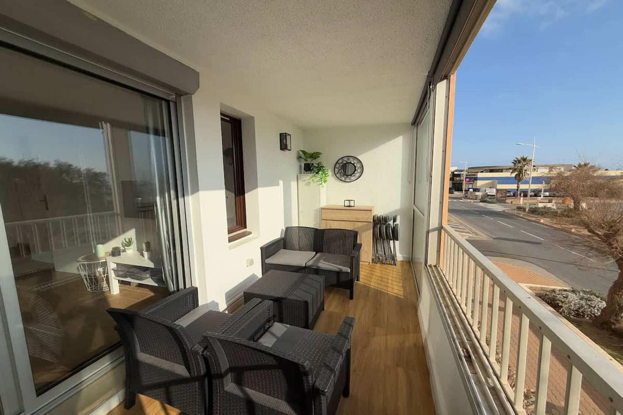 32 Casino Beach - M