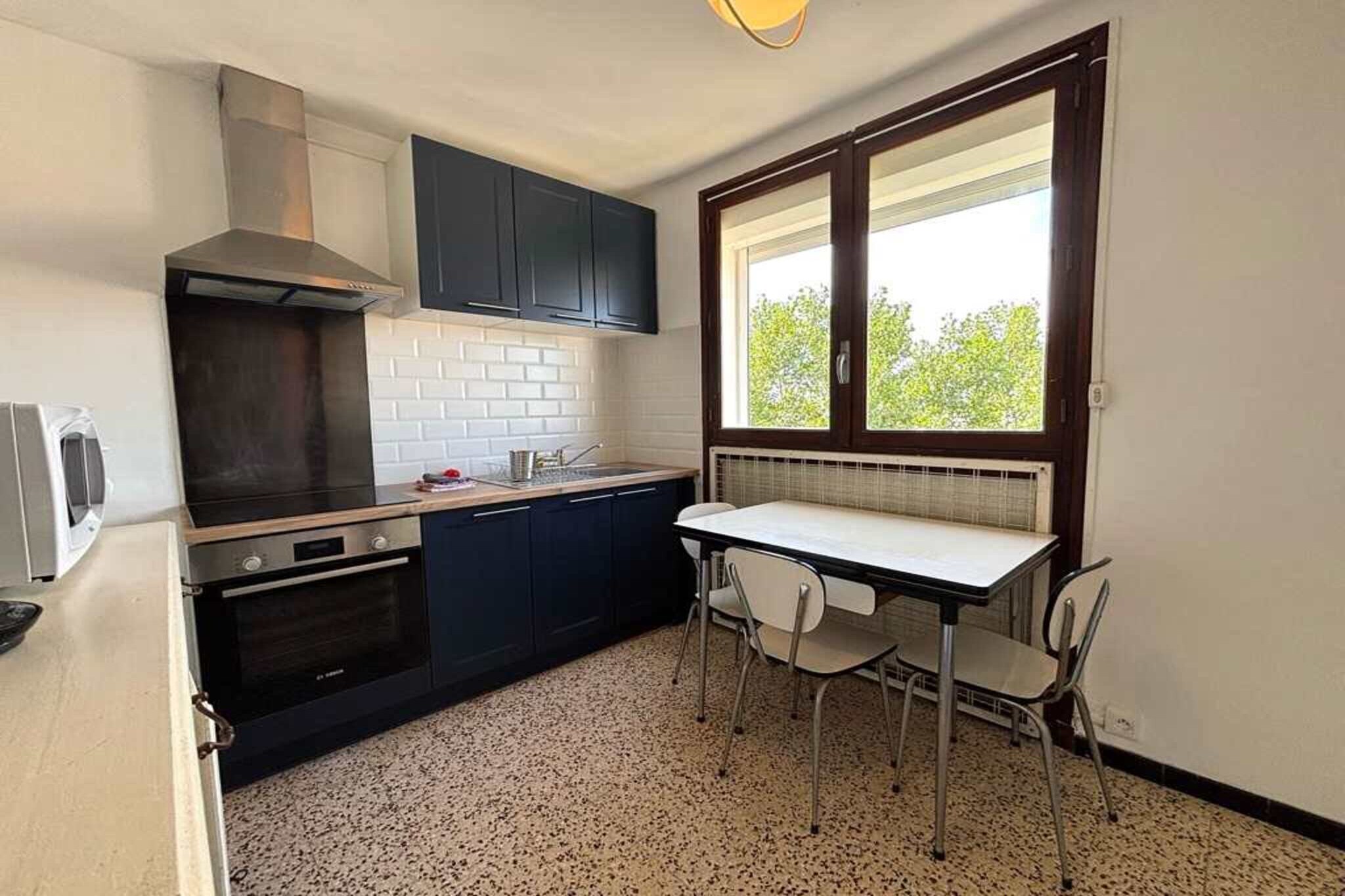 Enjoy a relaxing beachfront escape in this bright apartment managed by Valras’Loc, offering a stunning sea view and a spacious terrace just steps from the sand. Located in the sought-after Les Vagues residence, it combines comfort, convenience, and an unbeatable seaside location.
The apartment features a double bedroom with terrace access, a living room with a convertible sofa, and a fully equipped kitchen including an oven, microwave, coffee maker, stovetop, hood, and refrigerator. The bathroom offers a bathtub, and there is a separate WC for added comfort. Large windows and a sunny exposure create a luminous atmosphere throughout the space.
Guests can enjoy the private terrace with panoramic sea views, a dedicated parking space in the residence, and easy access to shops, markets, restaurants, and the lively harbor—all within walking distance. Bed linen and towels are included with beds made on arrival, plus a welcome kit and professional end-of-stay cleaning. Valras’Loc provides 7-day assistance for a serene seaside stay.