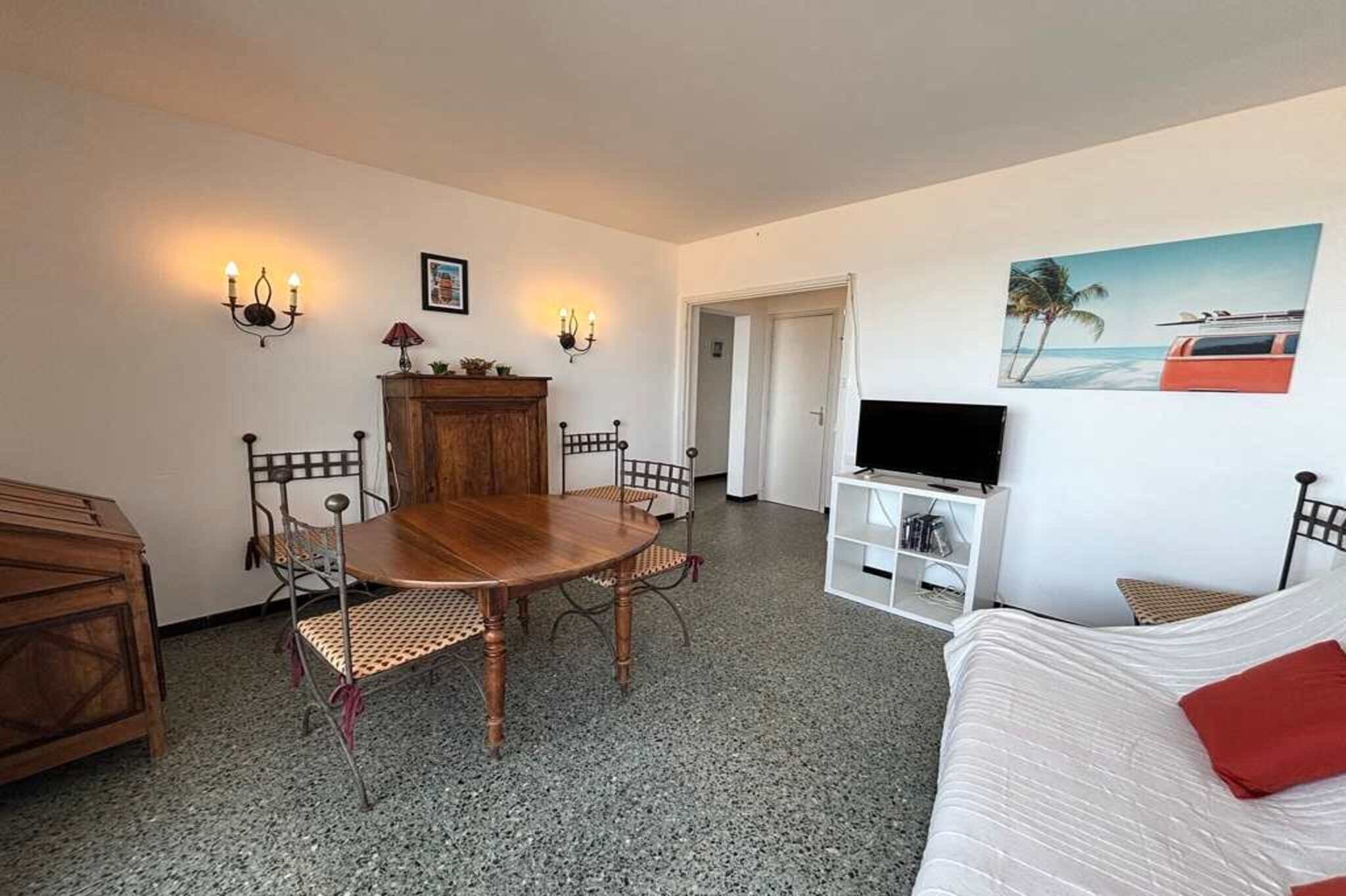 Bed Linen, Hot Water, Living room(double sofa bed, TV, seating area), Kitchen(dining table, hob, coffee machine, oven, microwave, fridge-freezer, Coffee), bedroom(double bed), bathroom(bath tub), Beach, cot, balcony or terrace, parking, Towels/Sheets (Incl.), Baking sheet, Cleaning products