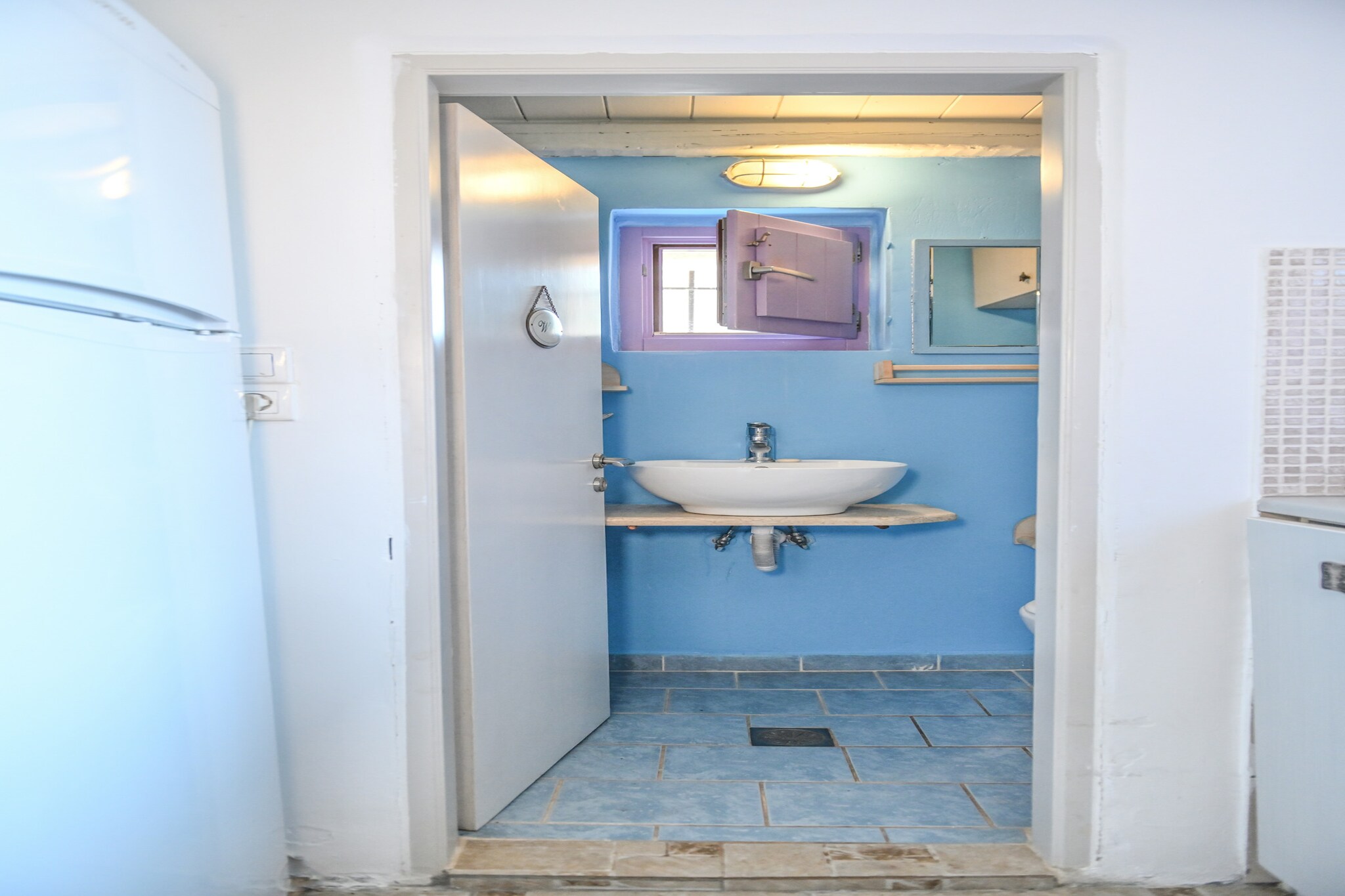 Kivotos Mani-Bathroom