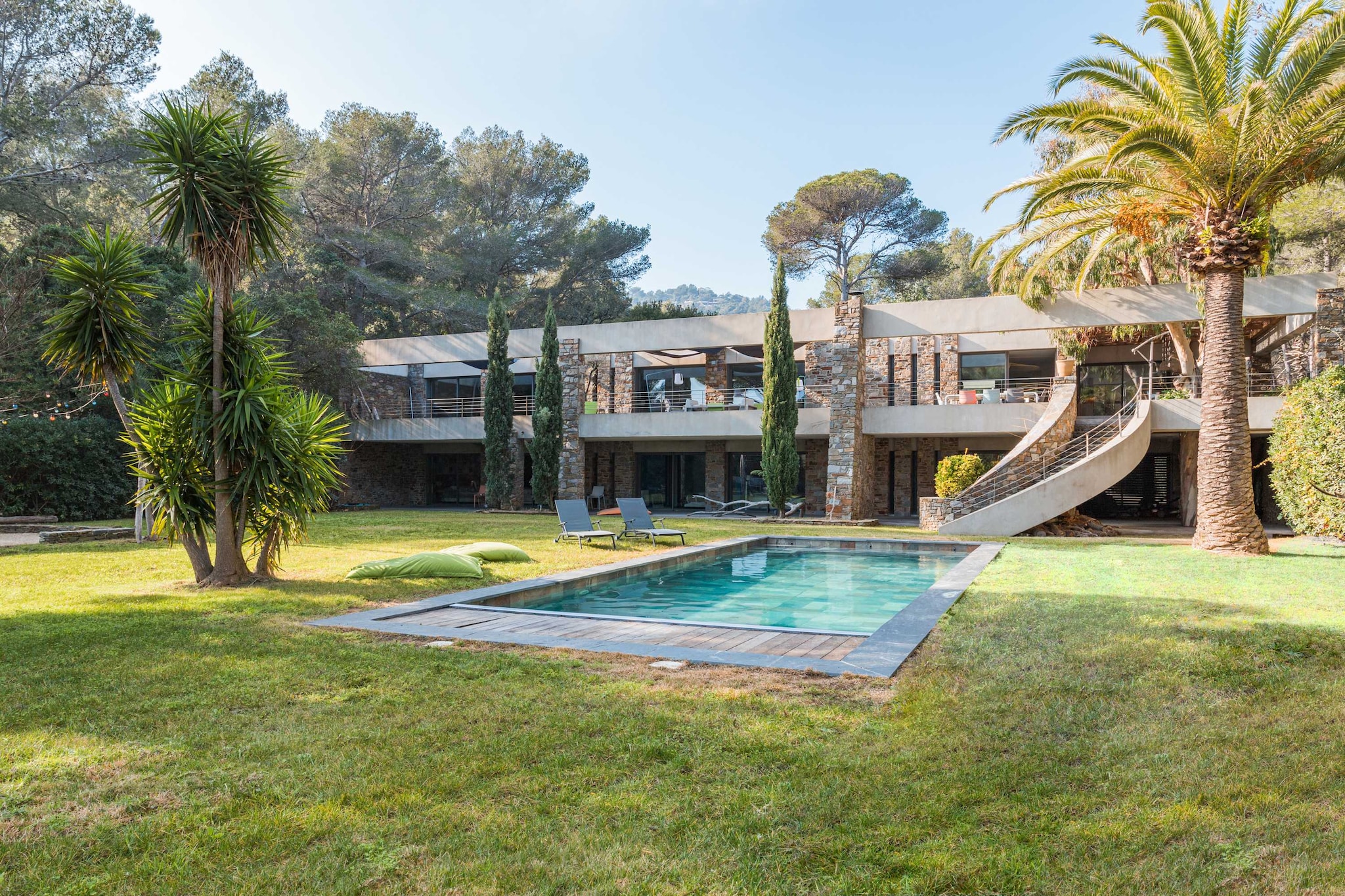 Villa Ephelele-Exterior in summer