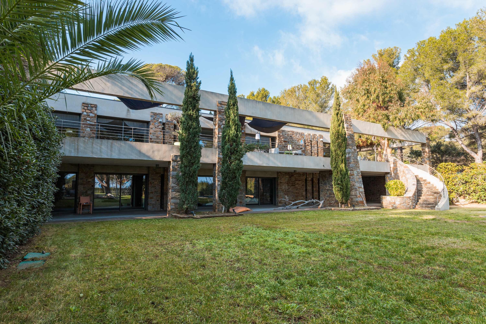 Villa Ephelele-Exterior in summer