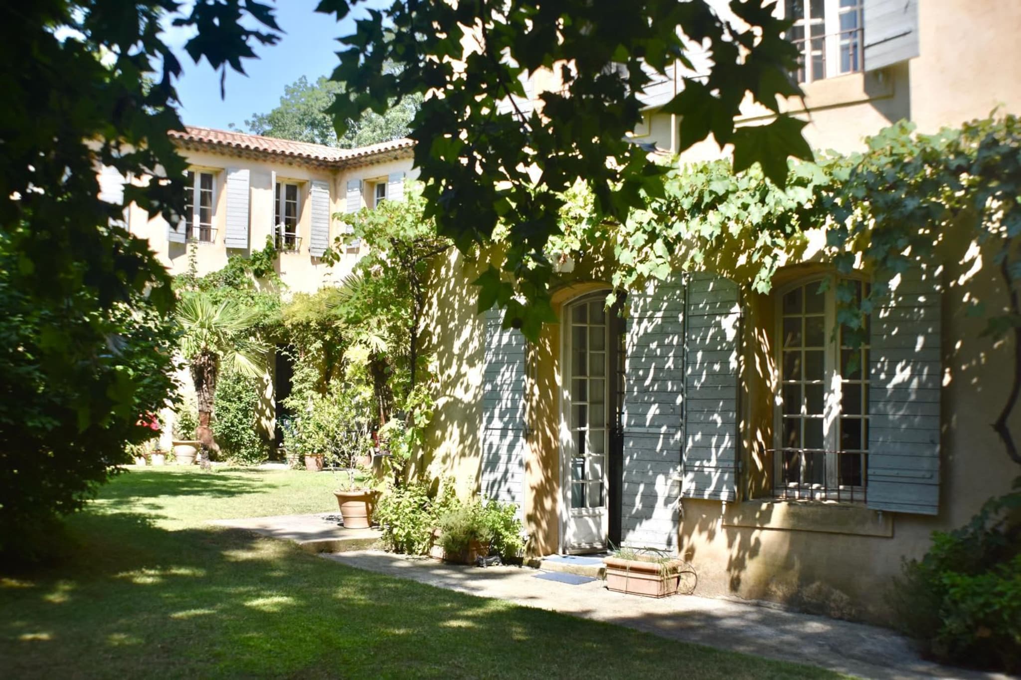 Mas de Corinne-Buitenkant zomer