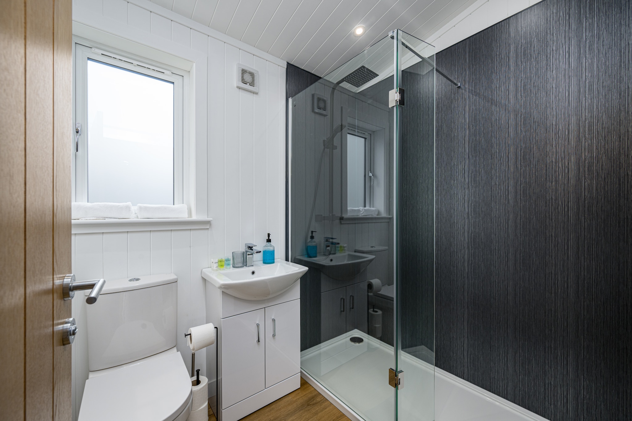 PADDOCK  DELUXE 2 BED CHALET-Bathroom