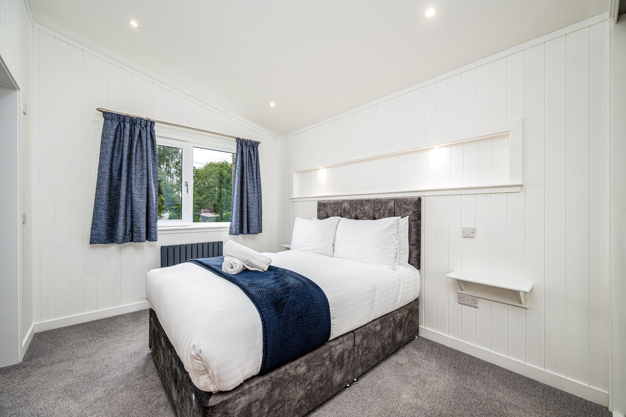 PADDOCK  DELUXE 3 BED ACCESSIBLE CHALET-Bedroom