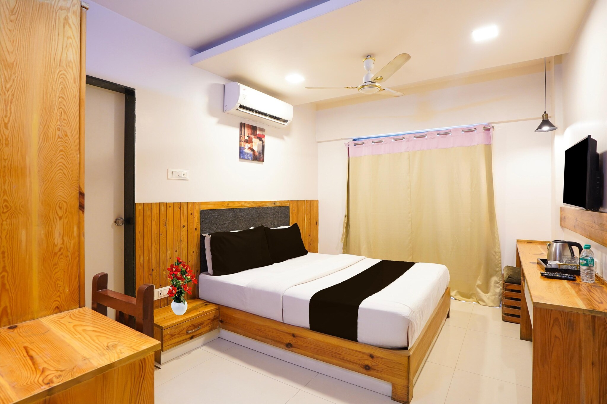 Comfortable Accommodations: Townhouse Oak Gravity Inn in Pune offers family rooms with air-conditioning, private bathrooms, work desks, and seating areas. Each room includes free toiletries, bath or shower, TV, tiled floors, and a wardrobe.
Essential Facilities: Guests enjoy free WiFi, a lift, 24-hour front desk, housekeeping service, room service, and luggage storage. The hotel provides continental breakfast and a variety of amenities to ensure a pleasant stay.
Convenient Location: Located 18 km from Pune International Airport, the hotel is near attractions such as University of Pune (7 km), Pataleshwar Cave Temple (9 km), and Bund Garden (13 km). English and Hindi are spoken at reception.
Early Check-In Policy: A full day’s room rate will be charged for check-ins before 6:00 AM. Complimentary early check-in is available between 6:00 AM and 10:00 AM, subject to room availability.
Check-in is only available to guests aged 18 and above. Please provide a government-issued ID to confirm your age.