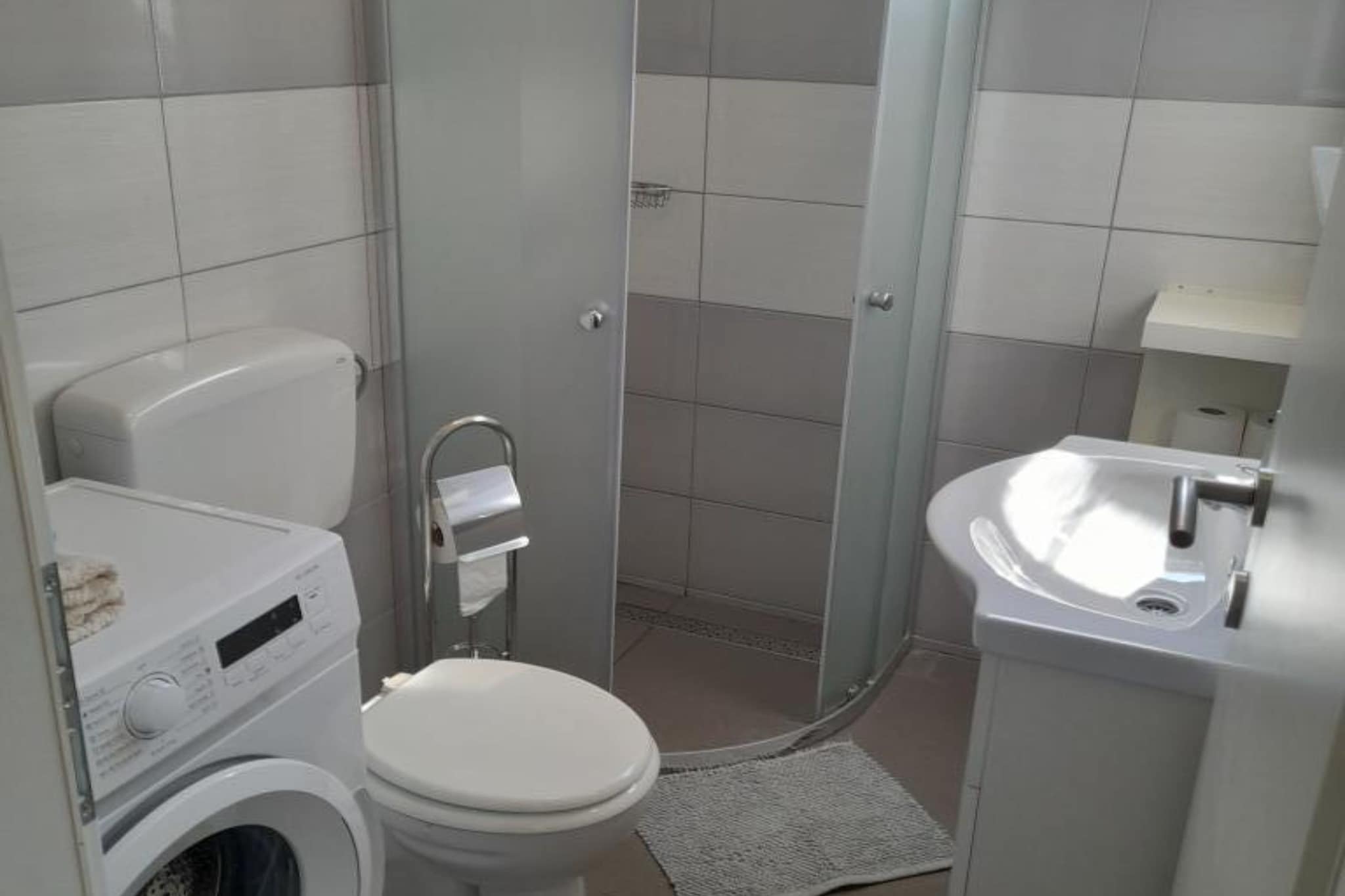 Peaceful Apartments Harfa-One Bedroom Apartment with Balcony and Partial Sea View 1-Badkamer