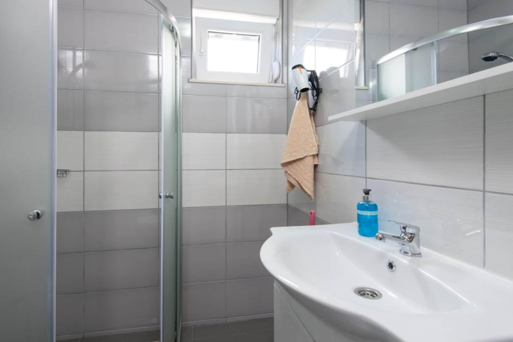 Peaceful Apartments Harfa-One Bedroom Apartment with Balcony and Partial Sea View 1-Badkamer