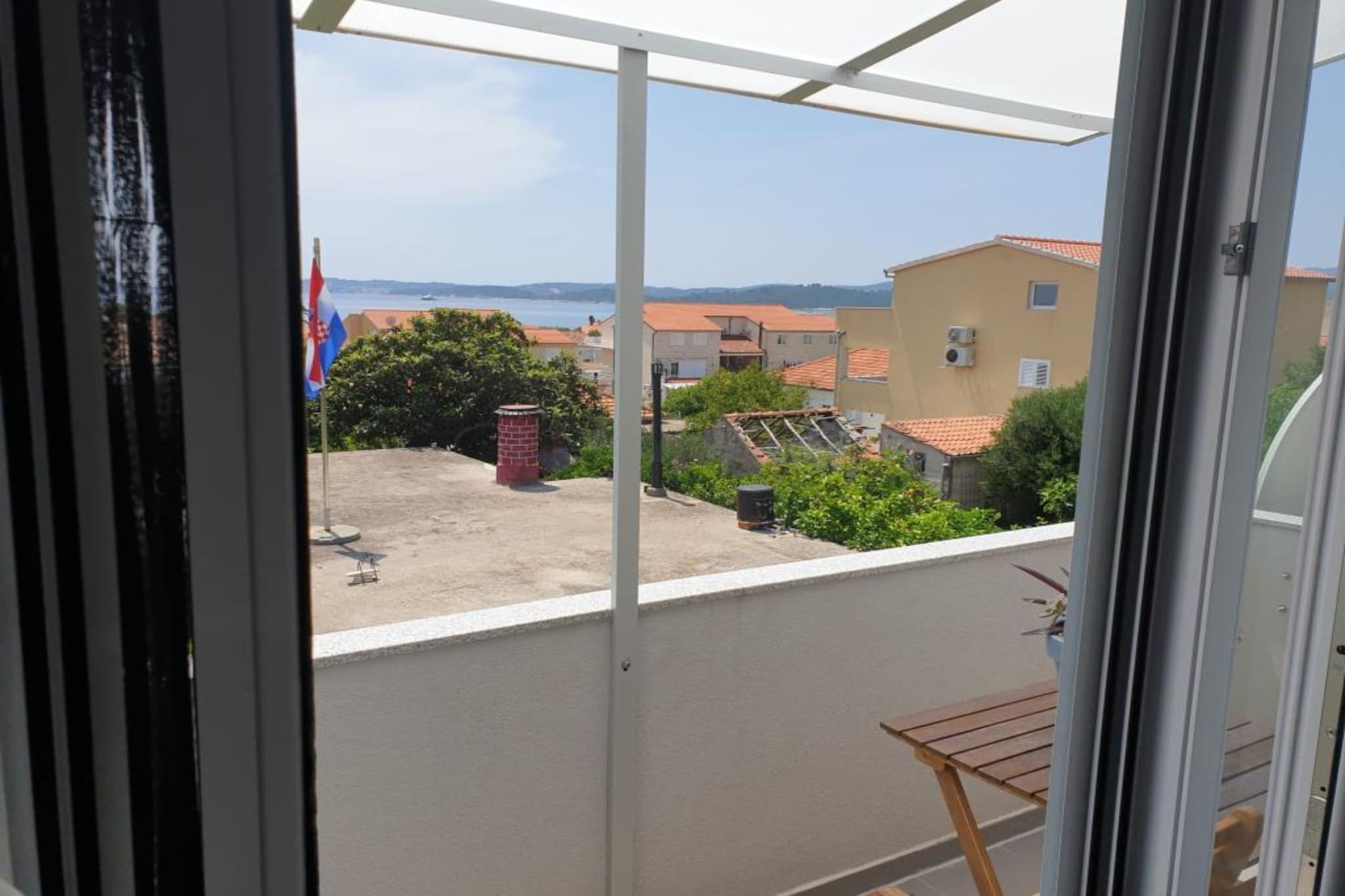 Peaceful Apartments Harfa-One Bedroom Apartment with Balcony and Partial Sea View 1-Terrasbalkon