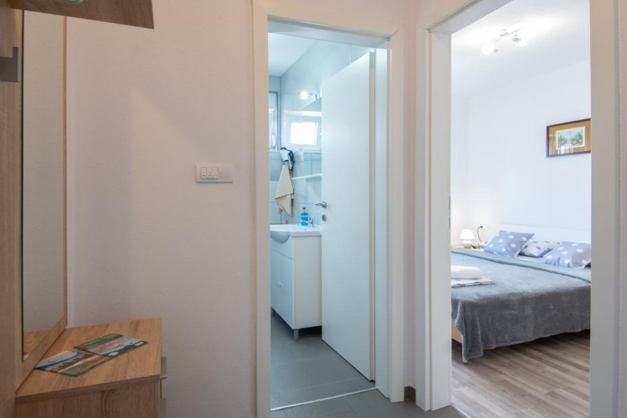 Peaceful Apartments Harfa-One Bedroom Apartment with Balcony and Partial Sea View 1-Binnen