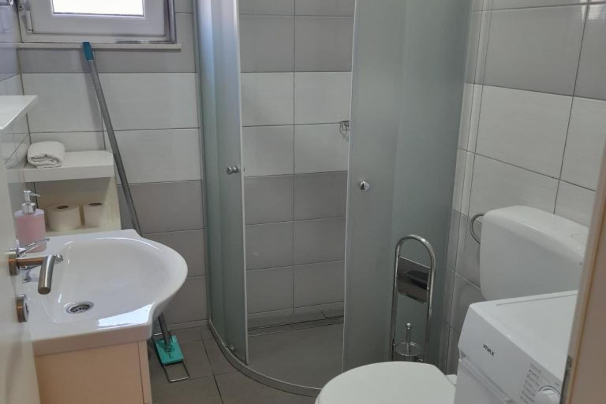 Peaceful Apartments Harfa- One Bedroom Apartment with Balcony and Partial Sea View 2-Badkamer