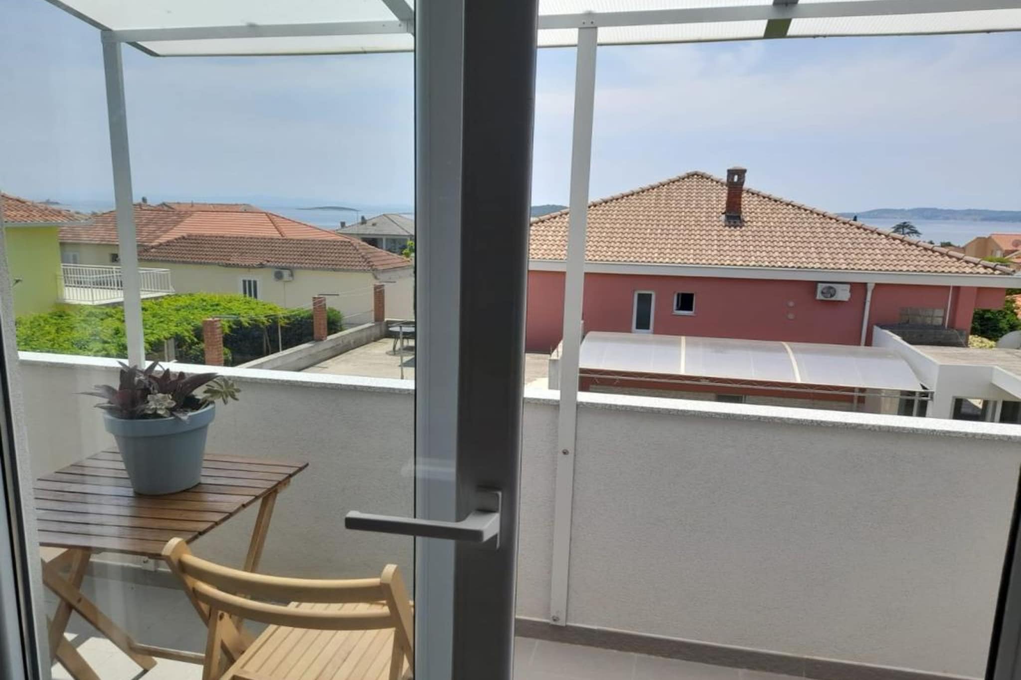 Peaceful Apartments Harfa- One Bedroom Apartment with Balcony and Partial Sea View 2-Terrasbalkon