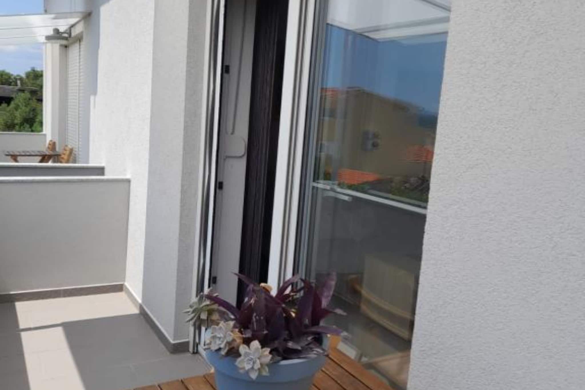 Peaceful Apartments Harfa- One Bedroom Apartment with Balcony and Partial Sea View 2-Terrasbalkon