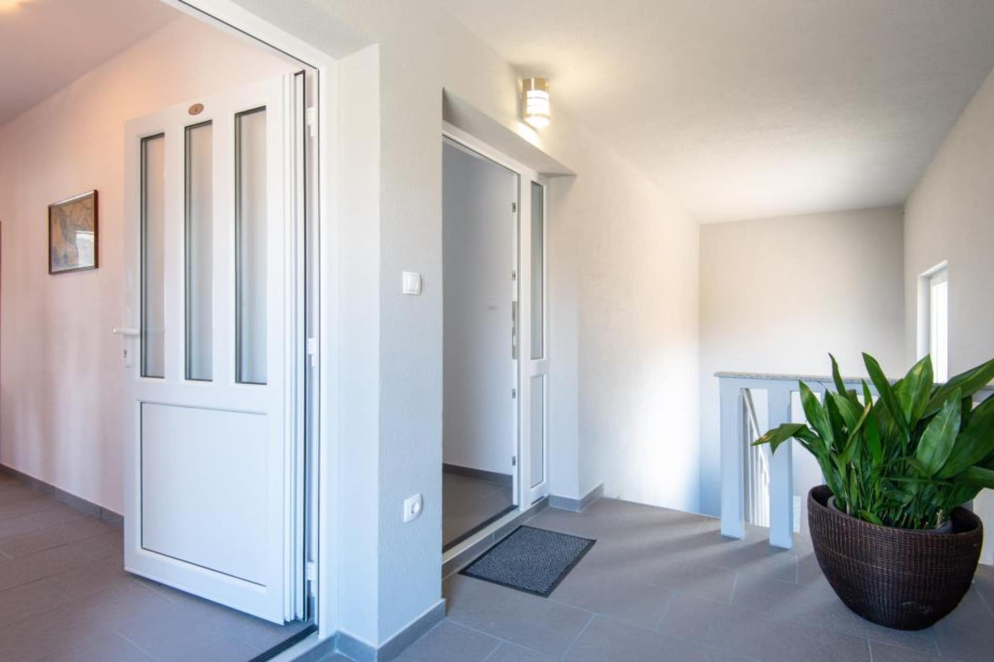 Peaceful Apartments Harfa- One Bedroom Apartment with Balcony and Partial Sea View 2-Binnen