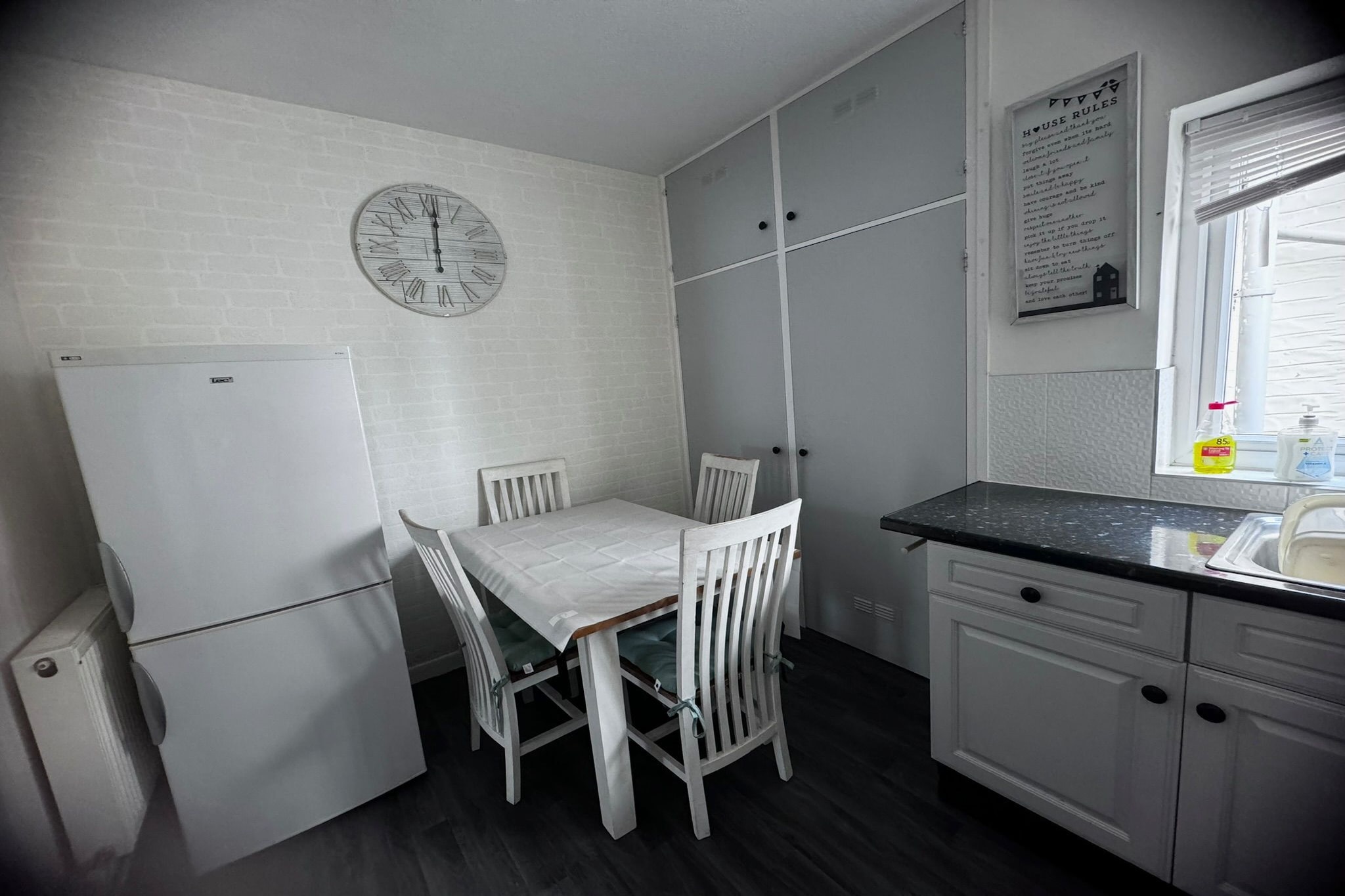SEASIDE  one bed 2 guest-Eetkamer