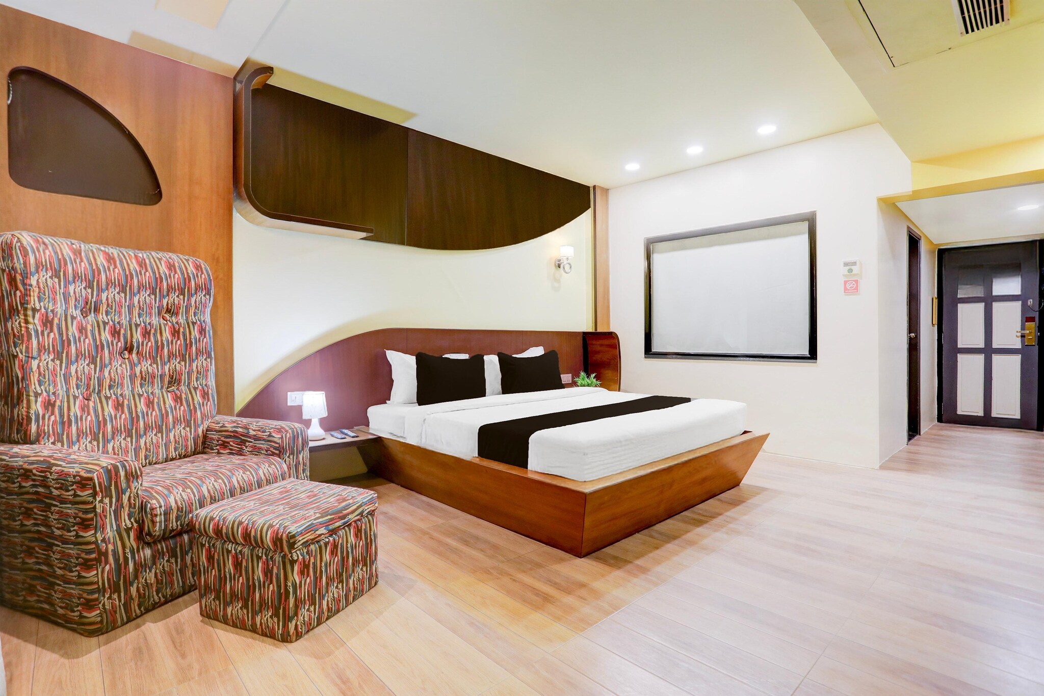 Comfortable Accommodations: Palette Hotel And Resort Anand Formerly Hotel La Casa Inn in Anand offers family rooms with air-conditioning, private bathrooms, work desks, and free WiFi. Each room includes a TV, wardrobe, and tiled floors.
Dining Experience: The family-friendly restaurant serves Indian cuisine in a welcoming ambience. Guests can enjoy a continental breakfast each morning.
Convenient Facilities: The hotel features a lounge, lift, 24-hour front desk, housekeeping, laundry, room service, meeting rooms, and luggage storage. Free on-site parking is available.
Location and Attractions: Located 39 km from Vadodara Airport, the hotel is 2.6 km from Anand Railway Station and 41 km from Vadodara Railway Station. Nearby attractions include Lakshmi Vilas Palace at 44 km.
Early Check-In Policy: A full day’s room rate will be charged for check-ins before 6:00 AM. Complimentary early check-in is available between 6:00 AM and 10:00 AM, subject to room availability.
Check-in is only available to guests aged 18 and above. Please provide a government-issued ID to confirm your age.