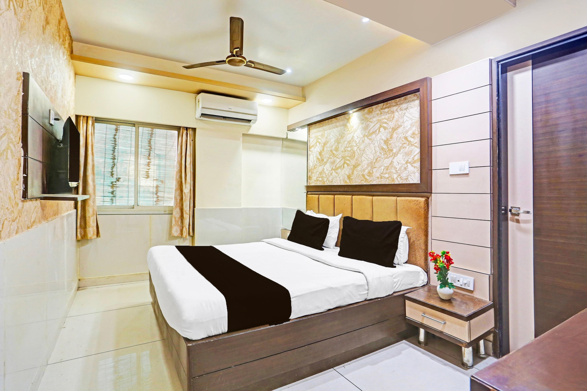 Comfortable Accommodations: Super Hotel O Kesarganj Formerly Suman Palace in Ajmer offers family rooms with air-conditioning, private bathrooms, and free WiFi. Each room includes a work desk, seating area, TV, and free toiletries.

Convenient Facilities: Guests can enjoy a lounge, lift, 24-hour front desk, housekeeping service, room service, tour desk, and luggage storage. The hotel provides a comfortable environment with amenities such as tiled floors and wardrobes.

Prime Location: Located 26 km from Kishangarh Airport, the hotel is near the Ice Factory. Reception staff speak English and Hindi, ensuring smooth communication for all visitors.

Unmarried couples are warmly welcome at this property.
Guests with local ID proof are warmly welcome.

Early Check-In Policy: A full day’s room rate will be charged for check-ins before 6:00 AM. Complimentary early check-in is available between 6:00 AM and 10:00 AM, subject to room availability.


Check-in is only available to guests aged 18 and above. Please provide a government-issued ID to confirm your age.