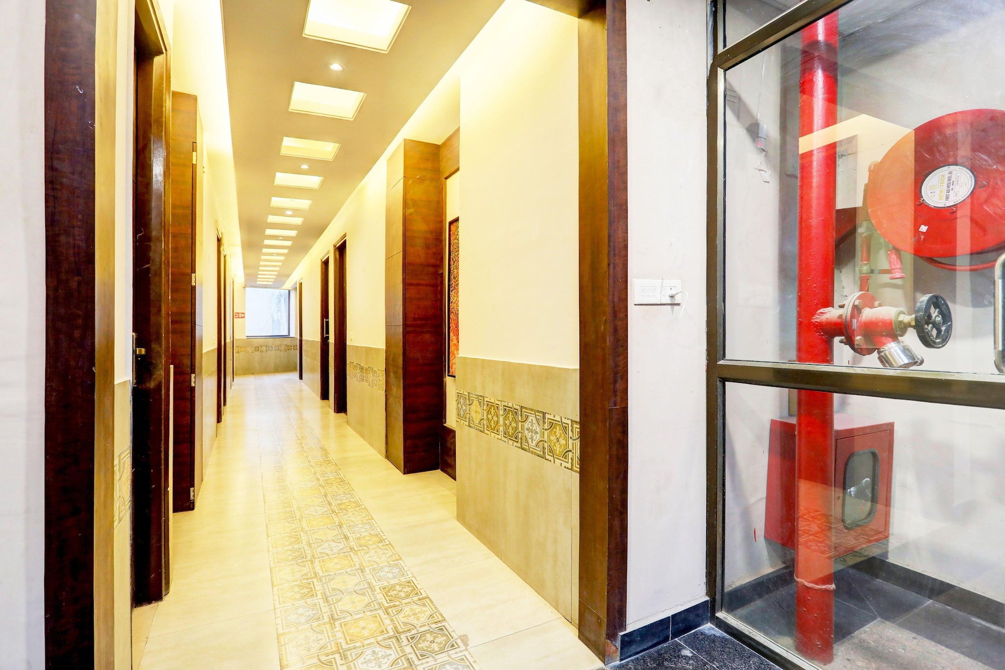 Ground floor: (bedroom(double bed, TV, seating area, air conditioning, Towels incl., telephone), bathroom(bathtub or shower, shower, washbasin, toilet, shampoo, body soap, hot water), Parking)