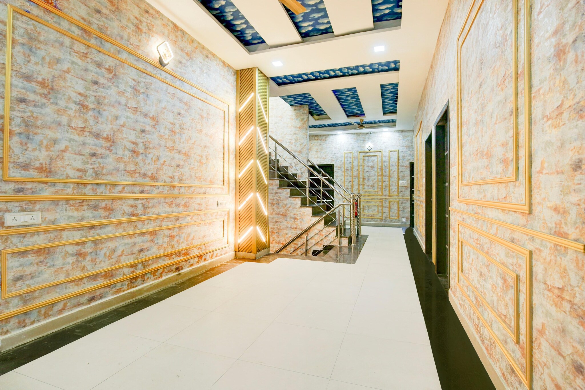 Ground floor: (bedroom(double bed, TV, seating area, air conditioning, Towels incl., telephone), bathroom(bathtub or shower, shower, washbasin, toilet, shampoo, body soap, hot water), Parking, swimming pool)