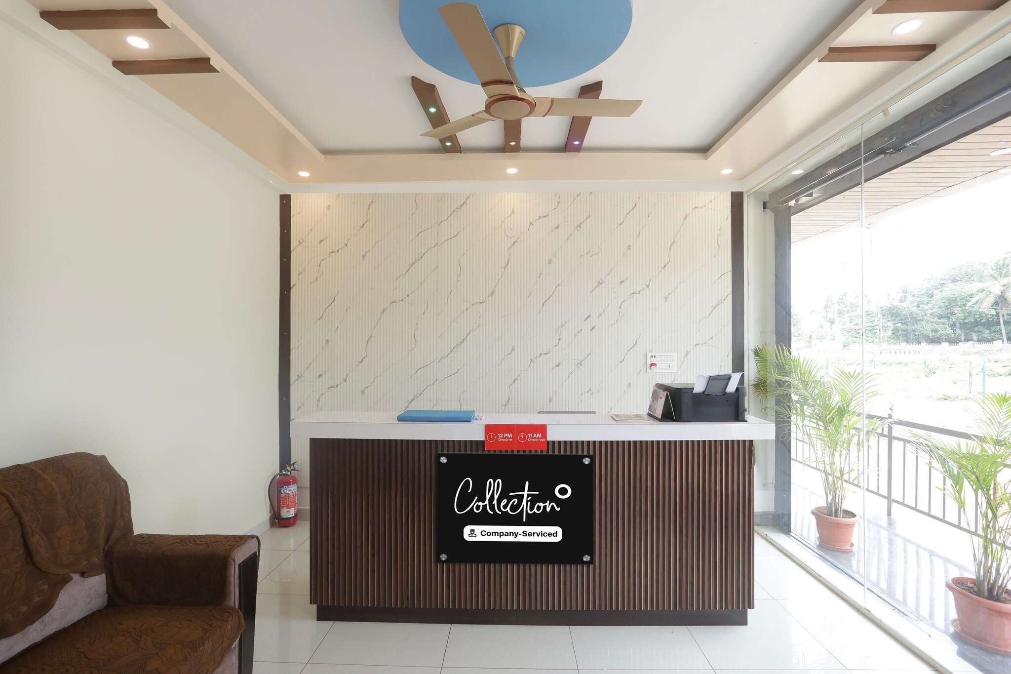 Ground floor: (bedroom(double bed, TV, seating area, air conditioning, Towels incl., telephone), bathroom(bathtub or shower, shower, washbasin, toilet, shampoo, body soap, hot water), Parking)