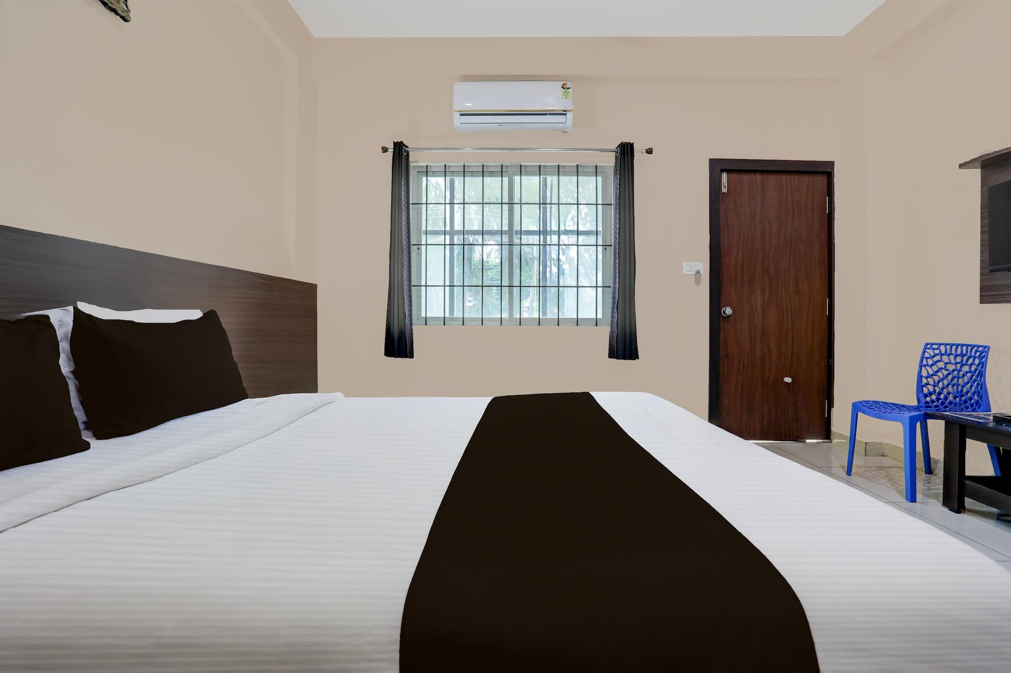 Comfortable Accommodations: Super Collection O Chikmagalur Zilla Panchayat Formerly Relax Inn in Chikmagalur offers family rooms with air-conditioning, private bathrooms, work desks, and seating areas. Each room includes free toiletries, bath or shower, TV, and tiled floors.
Essential Facilities: Guests enjoy free WiFi, a 24-hour front desk, housekeeping service, room service, and luggage storage. The hotel provides a welcoming environment with English and Hindi spoken at reception.
Convenient Location: Located near the fire station, the hotel is 89 km from Shivamogga Airport. Nearby attractions include KM Road and Relax Inn, offering easy access to local sights.
Unmarried couples are warmly welcome at this property.
Guests with local ID proof are warmly welcome.
Early Check-In Policy: A full day’s room rate will be charged for check-ins before 6:00 AM. Complimentary early check-in is available between 6:00 AM and 10:00 AM, subject to room availability.
Check-in is only available to guests aged 18 and above. Please provide a government-issued ID to confirm your age.