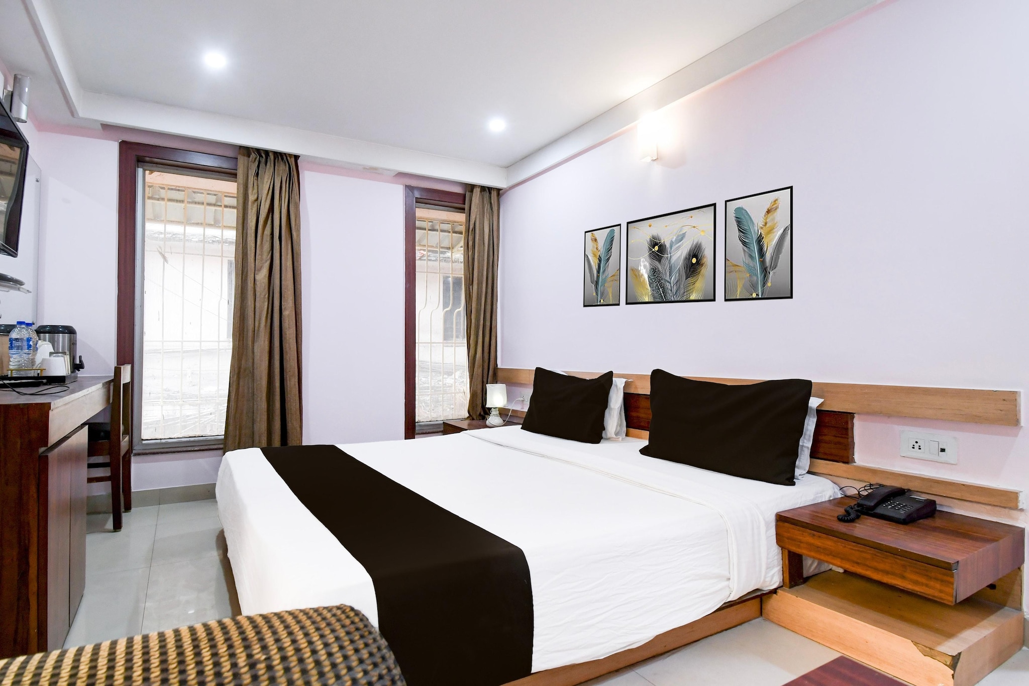 Ground floor: (bedroom(double bed, TV, seating area, air conditioning, telephone), bathroom(bathtub or shower, shower, washbasin, toilet, Towels incl., shampoo, body soap, hot water), parking)